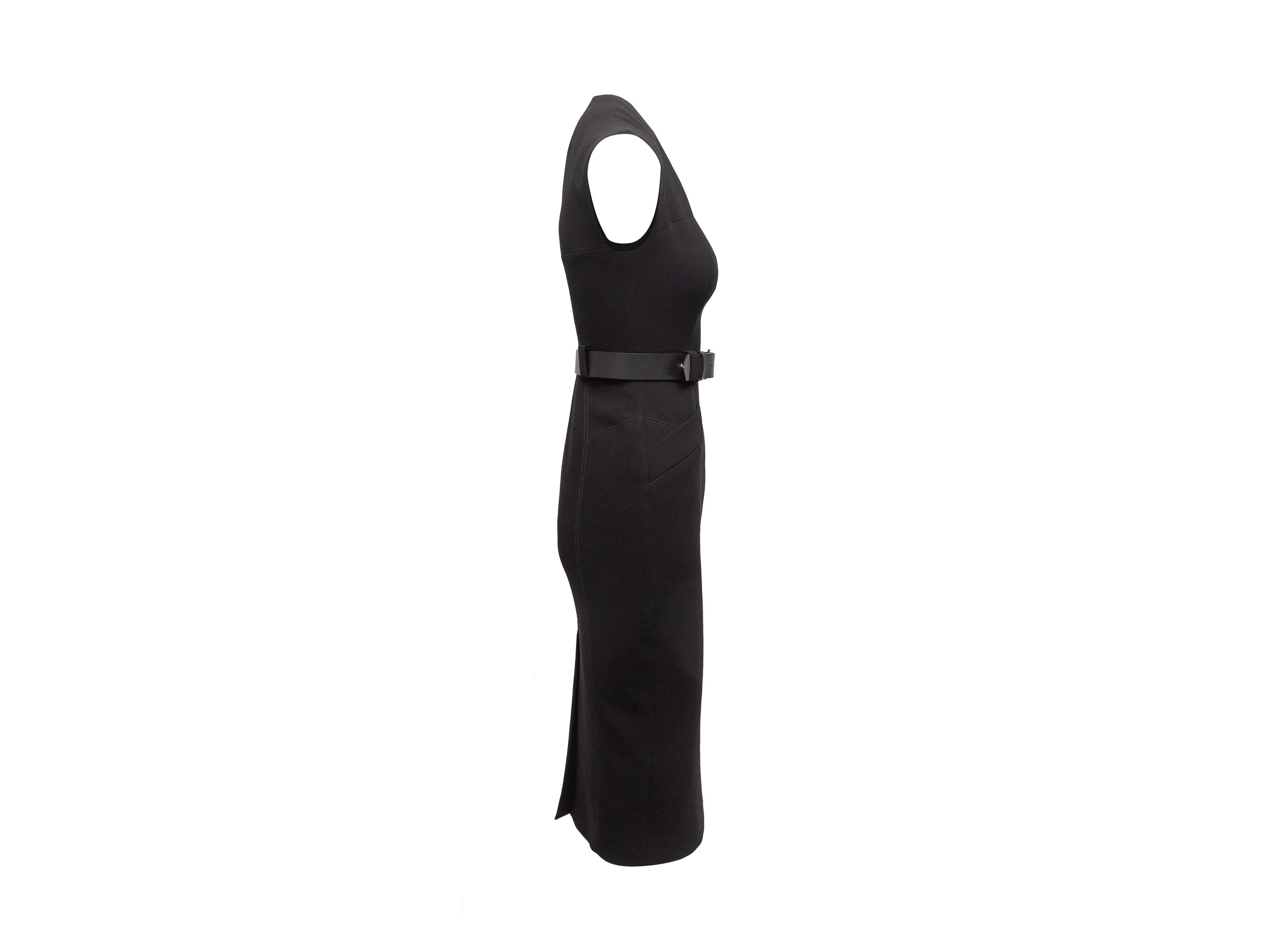 Details zum Produkt: Schwarzes, tailliertes Kleid mit Gürtel von Karen Millen. Sweetheart-Ausschnitt. Zwei Gesäßtaschen. Reißverschluss in der hinteren Mitte. 32