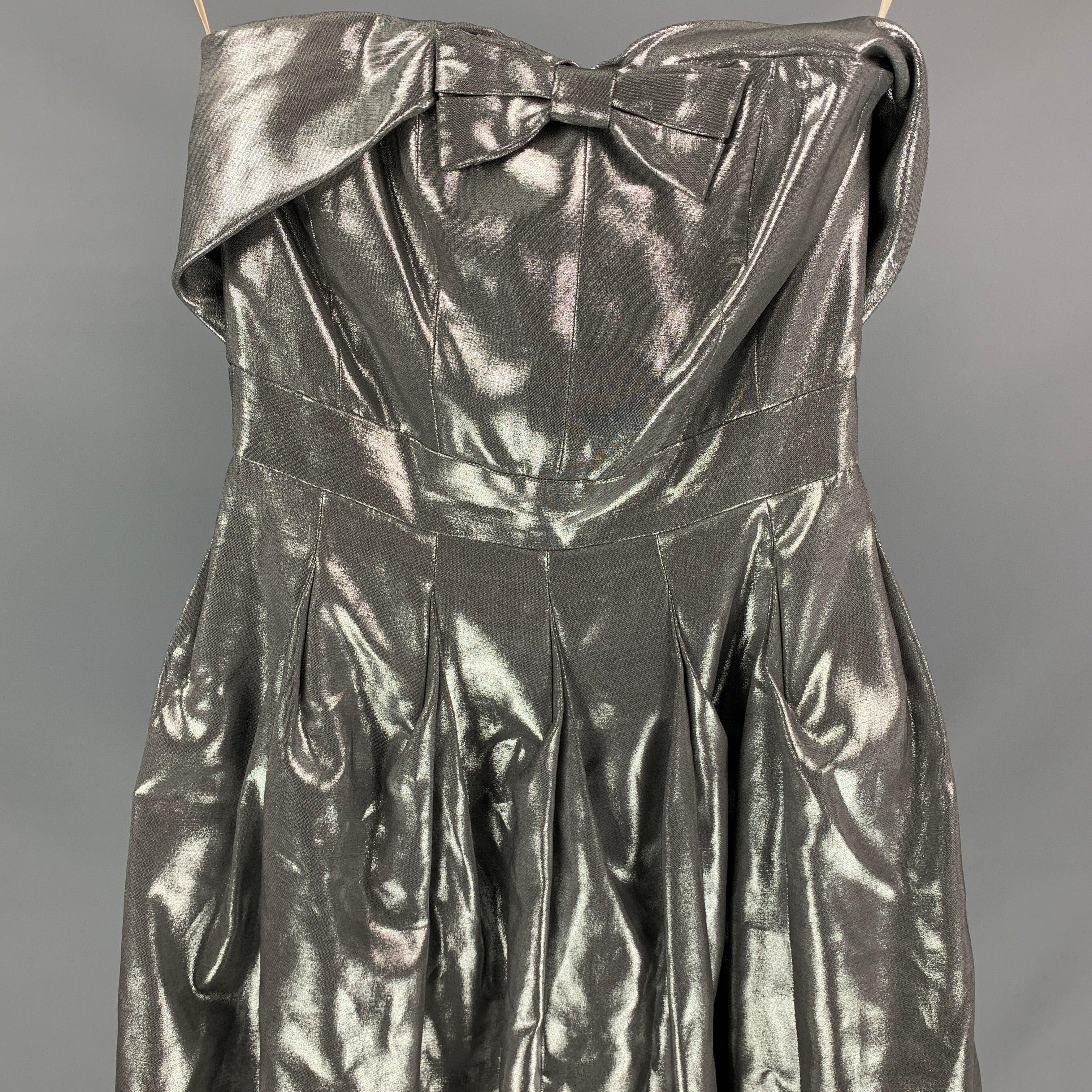 Vestido KAREN MILLEN en una mezcla de viscosa metalizada plateada con un estilo plisado, sin tirantes, detalle de lazo delantero, línea a y cierre de cremallera en la espalda.
Excelente estado de conservación. 

Marcado:   UK 8 / US 4 / EU 36