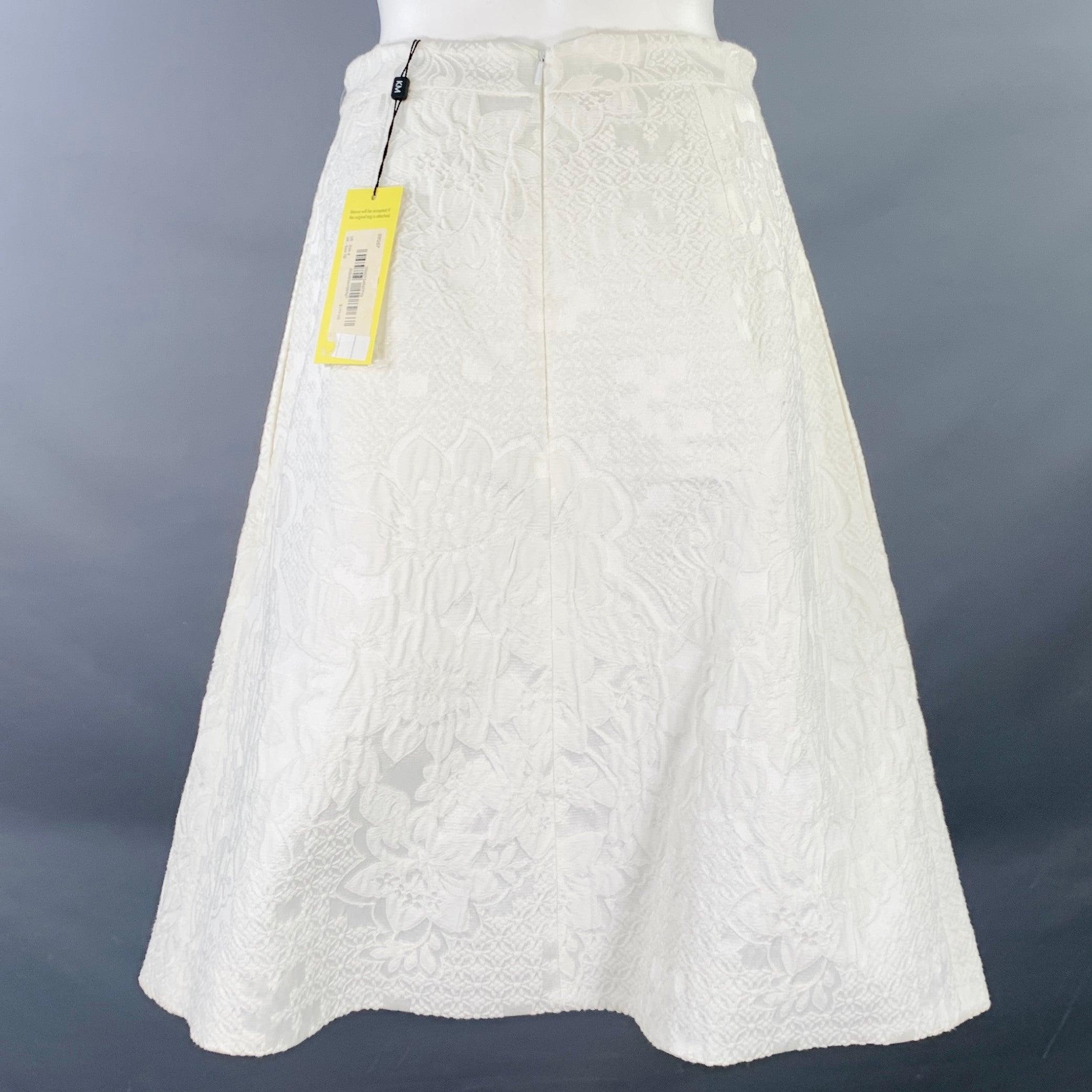 Jupe KAREN MILLEN
en coton mélangé blanc, avec un jacquard à motif floral, un design plissé de forme A-line et une fermeture à glissière invisible au dos.Nouveau avec Whiting. 

Marqué :   US 6 

Mesures : 
  Taille : 28 pouces Hanche : 41 pouces