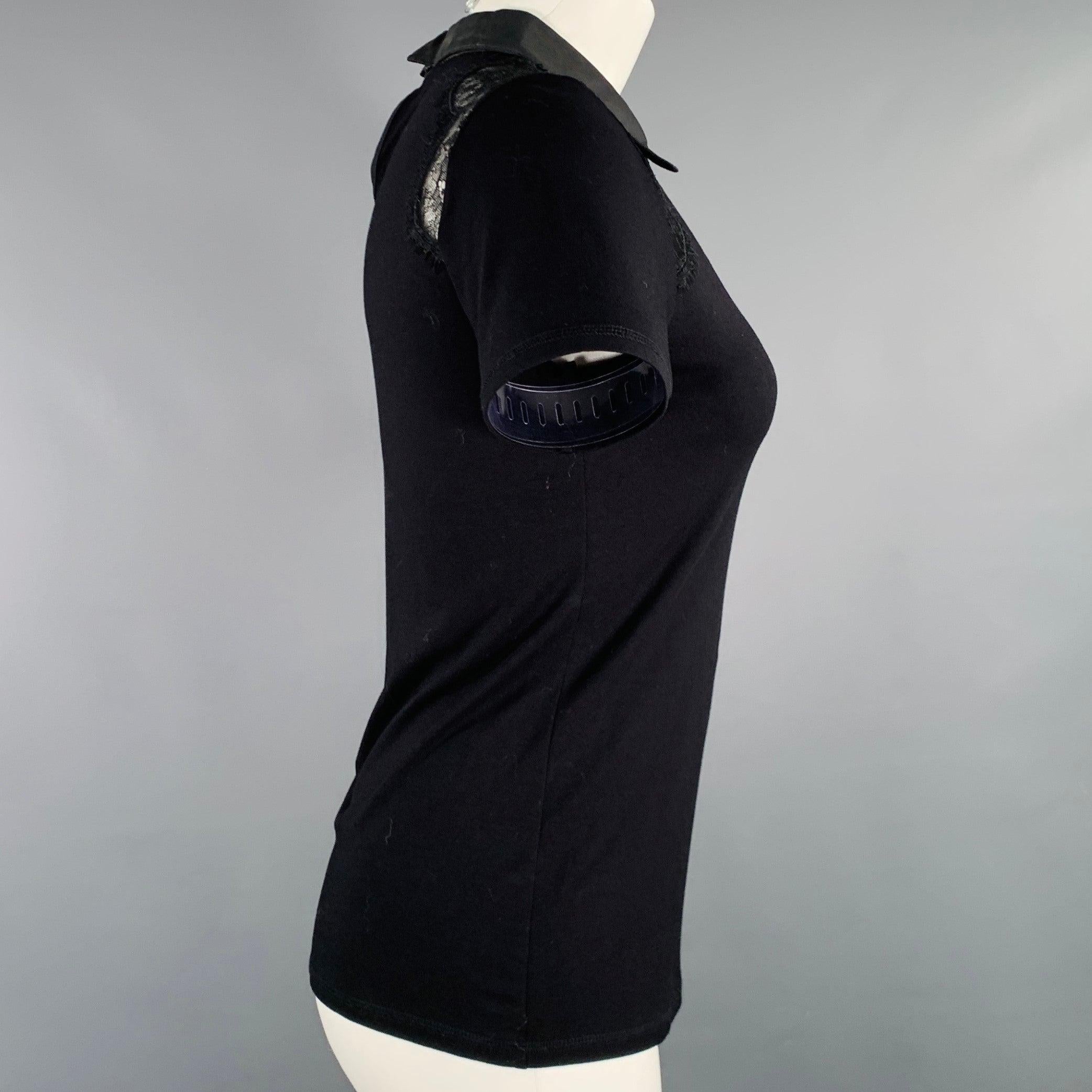 Karen Millen abito top
In tessuto di misto viscosa nero, con bordi in pizzo trasparenti sulle spalle, colletto ampio e chiusura a due bottoni sulla schiena. Segni sul retro del colletto. 

Contrassegnato:   4 

Misure: 
 
Spalla: 13,5 pollici Busto: