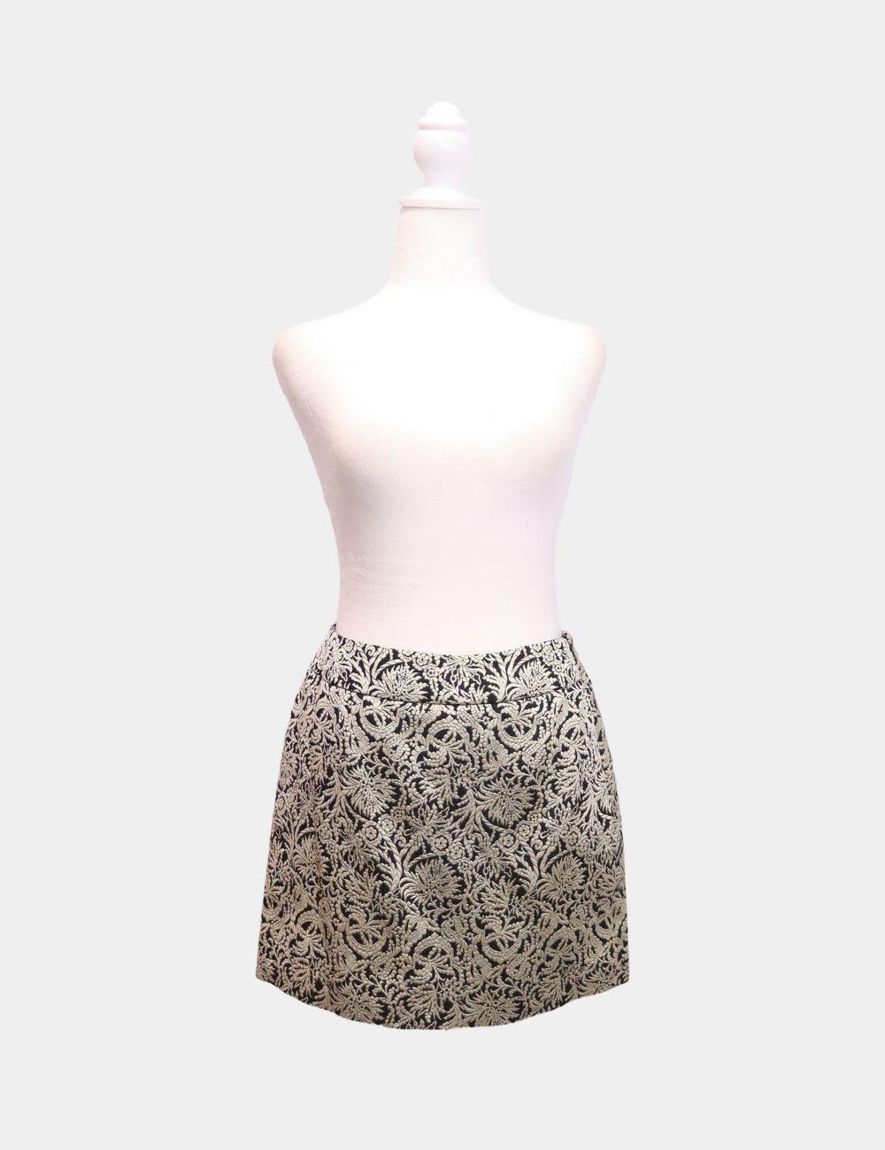 Karen Millen Vintage Jacquard Twin Set, Features long sleeves, collars, sinched waist, and logo buttons.

Material: 50% Acetate, 32% Polyester, 12% Polyester Metallic, 6% Polyacrylic
Size: EU 38 
Bust: 80cm
Waist: 70cm
Hip: 88cm
Condition: Good 
