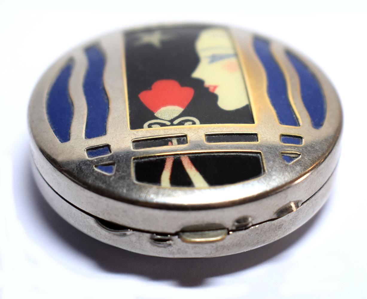 This has to be one of the most iconic of the Art Deco Ladies power compacts made by the Woodworth Company. This particular compact was made by the Scovill Manufacturing Company in 1928 for the Karess line. A truly attractive Art Deco ladies compact