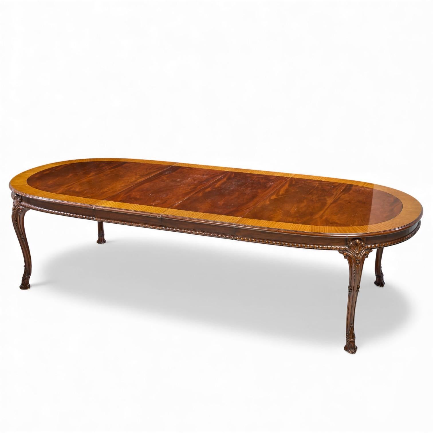 Karges Burl Walnut Georgian Style Table de salle à manger extensible avec 2 abattants en vente 5