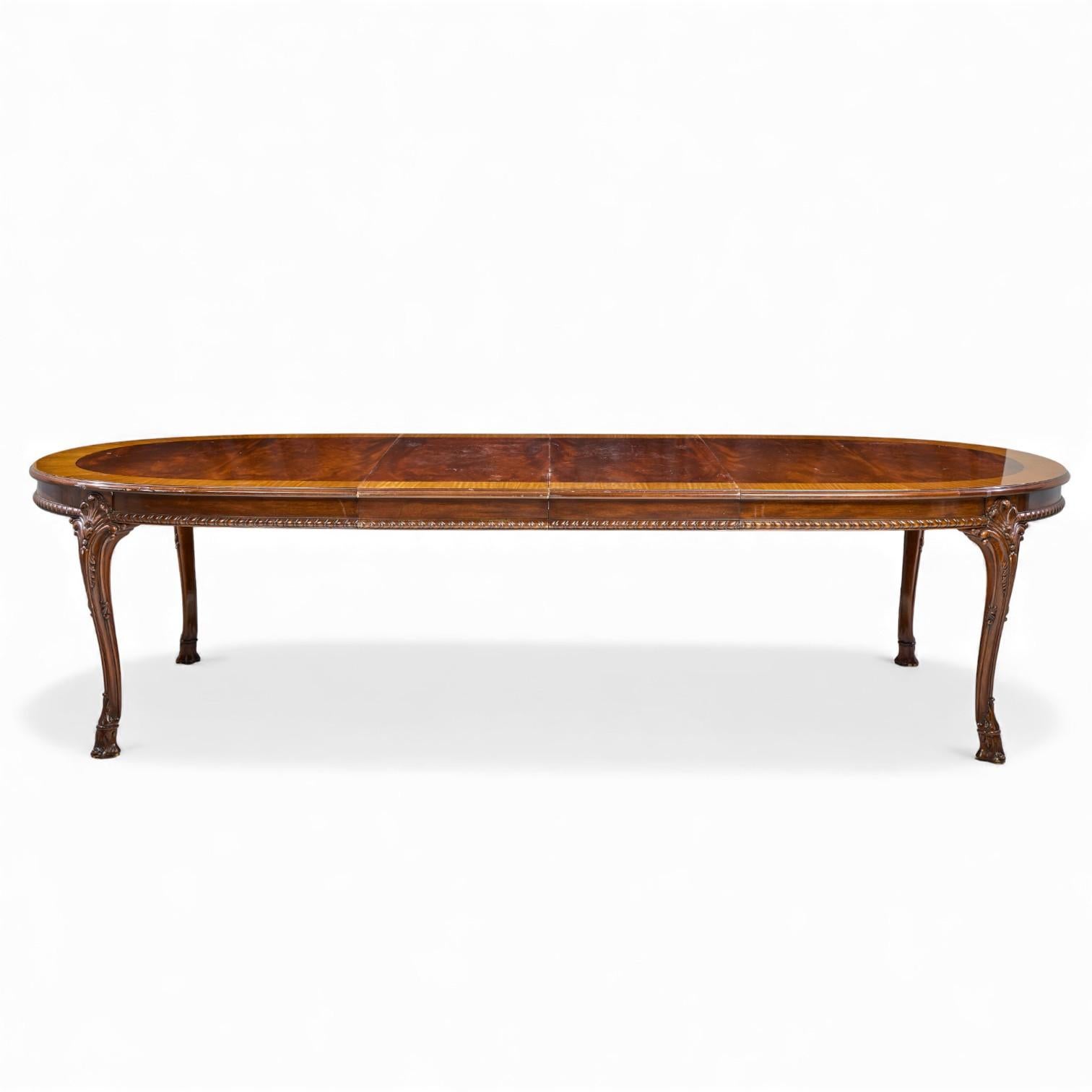 Karges Burl Walnut Georgian Style Table de salle à manger extensible avec 2 abattants

Cette table mesure : 78,25 de largeur x 50 de profondeur x 29,25 pouces de hauteur, avec un dégagement pour les chaises de 25 pouces, chaque feuille mesure 19