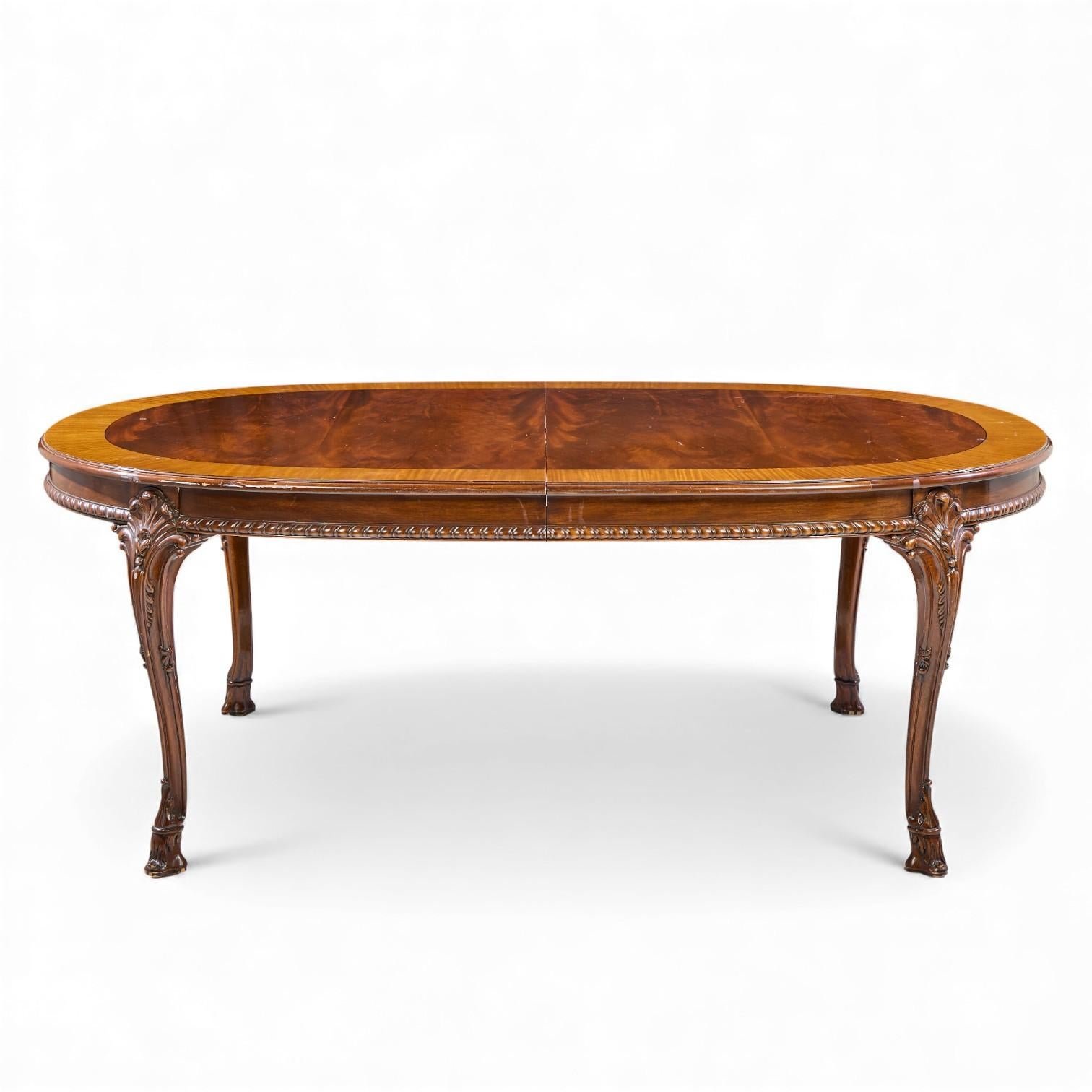 20ième siècle Karges Burl Walnut Georgian Style Table de salle à manger extensible avec 2 abattants en vente