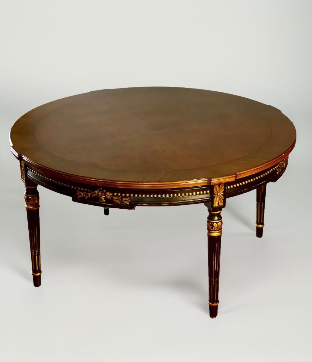 Karges Directoire-Stil geschnitzter runder Couchtisch mit vergoldeter Vergoldung (Nordamerikanisch) im Angebot