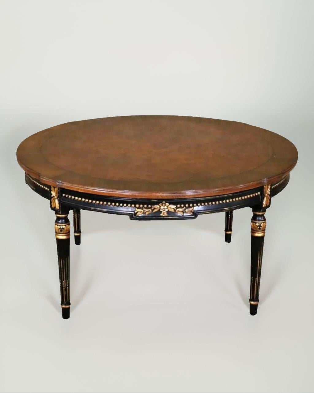 Prächtiger Directoire-Cocktailtisch von Karges Furniture, Anfang der 2000er Jahre.

Dieser außergewöhnliche Tisch besticht durch wunderschöne handgeschnitzte Details wie handbemalte Blattgoldrosetten, eine Perlen- und Blumenschnitzerei auf der