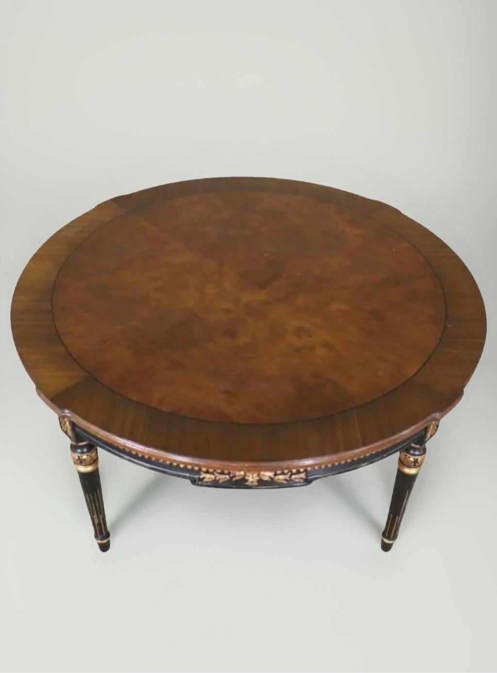 Karges Directoire-Stil geschnitzter runder Couchtisch mit vergoldeter Vergoldung (Handgeschnitzt) im Angebot