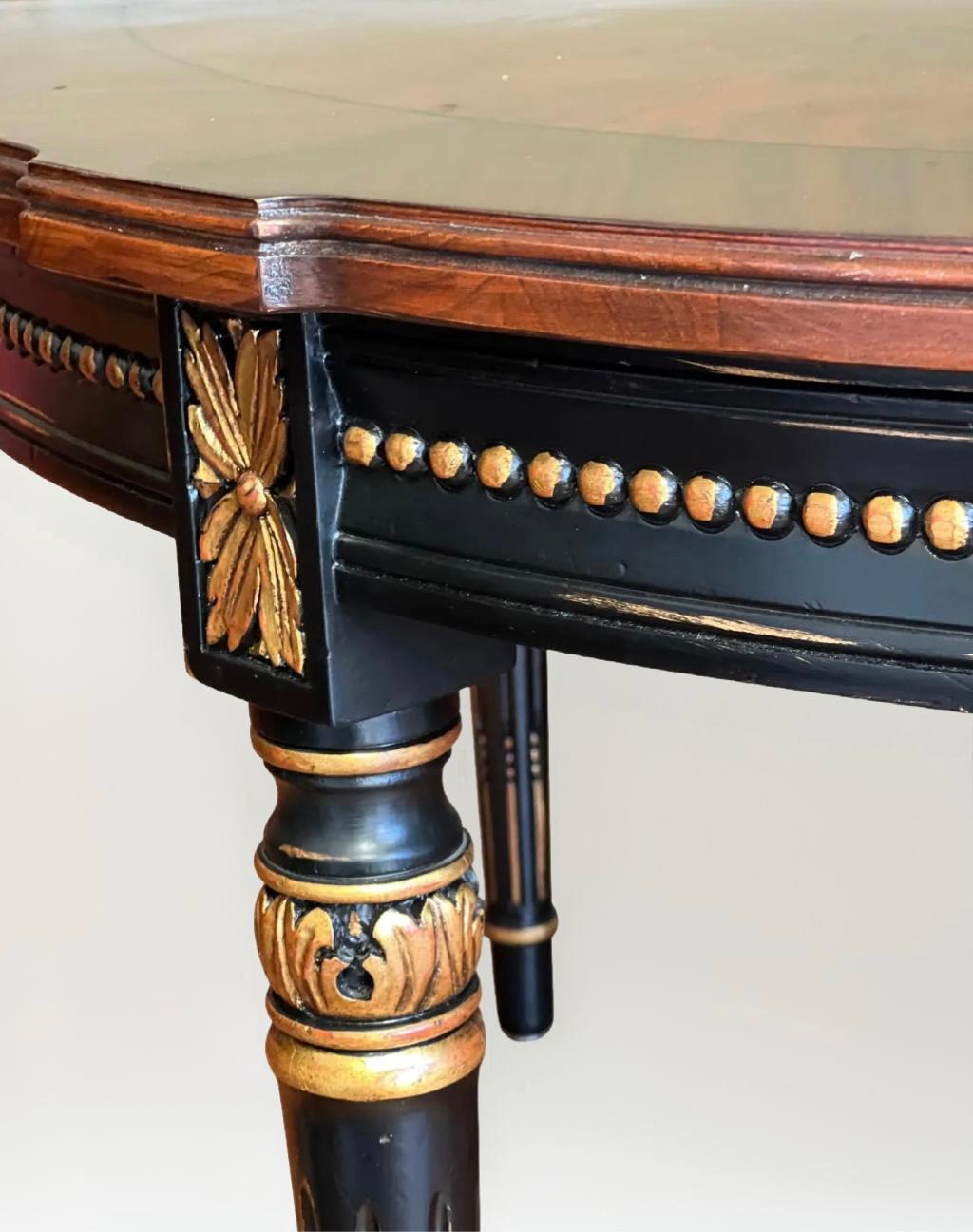 Karges Directoire-Stil geschnitzter runder Couchtisch mit vergoldeter Vergoldung (21. Jahrhundert und zeitgenössisch) im Angebot