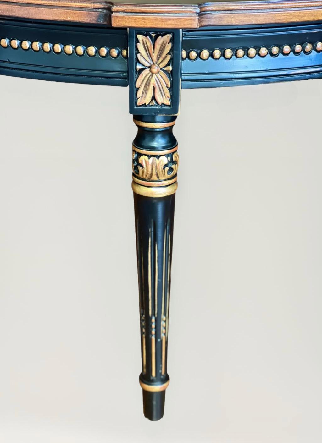 Karges Directoire-Stil geschnitzter runder Couchtisch mit vergoldeter Vergoldung (Blattgold) im Angebot
