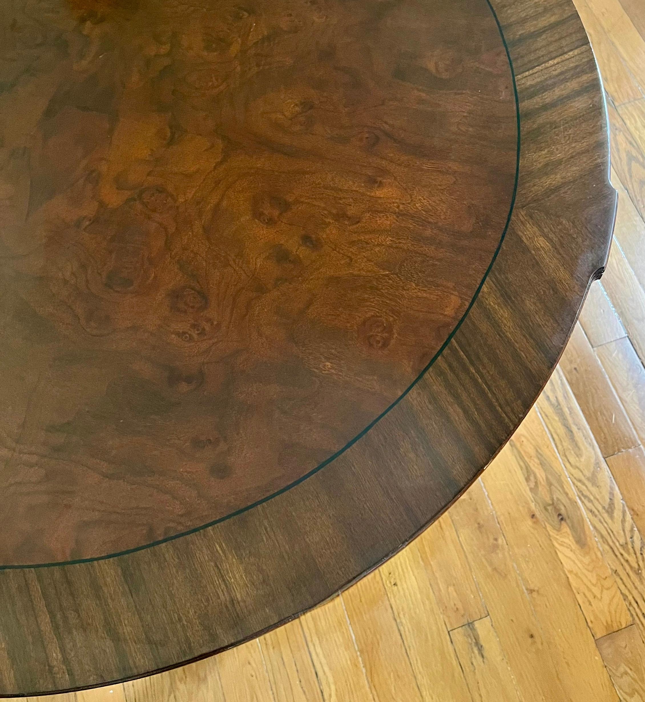 Karges Directoire-Stil geschnitzter runder Couchtisch mit vergoldeter Vergoldung im Angebot 2