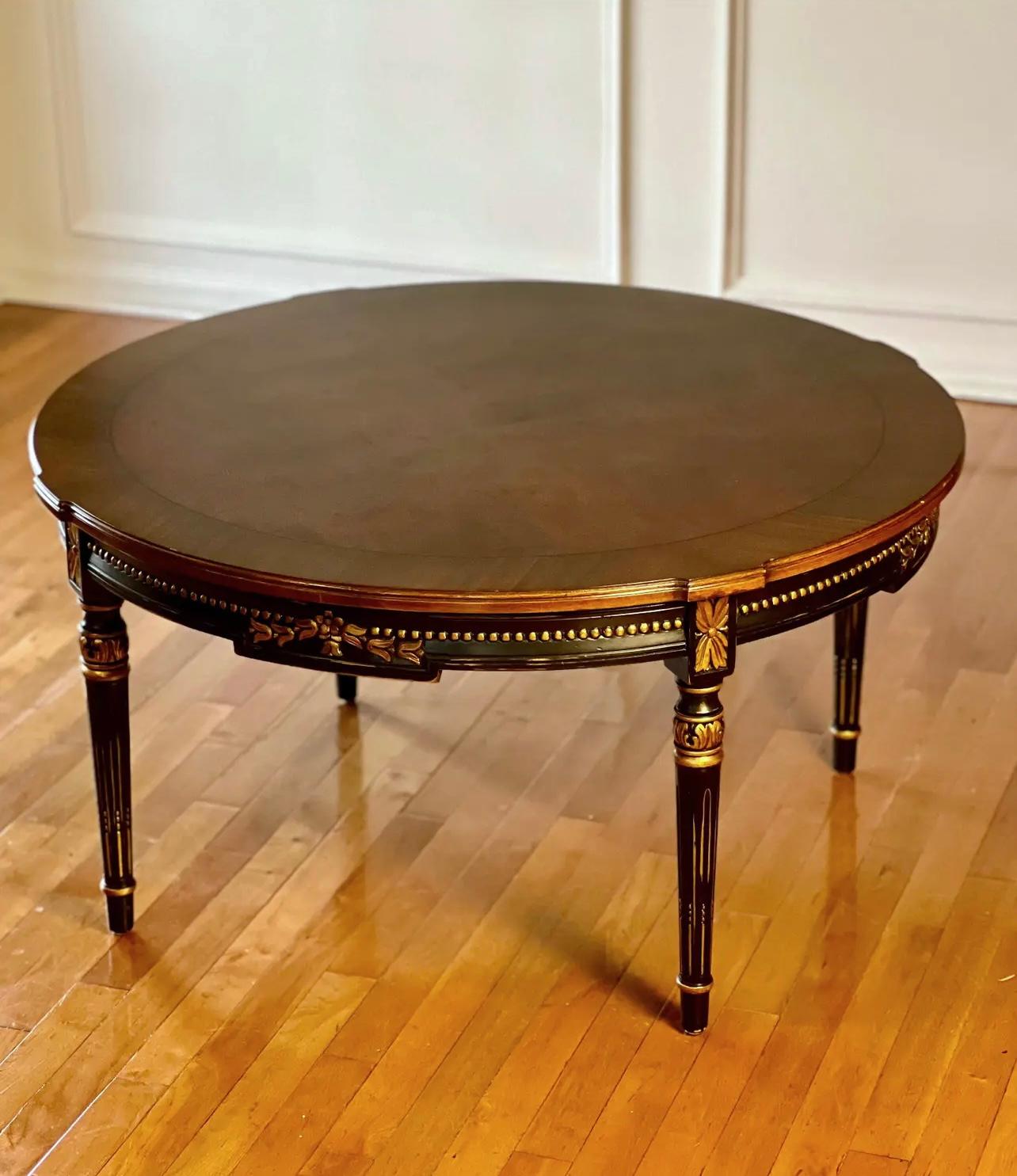 Karges Directoire-Stil geschnitzter runder Couchtisch mit vergoldeter Vergoldung im Angebot 3