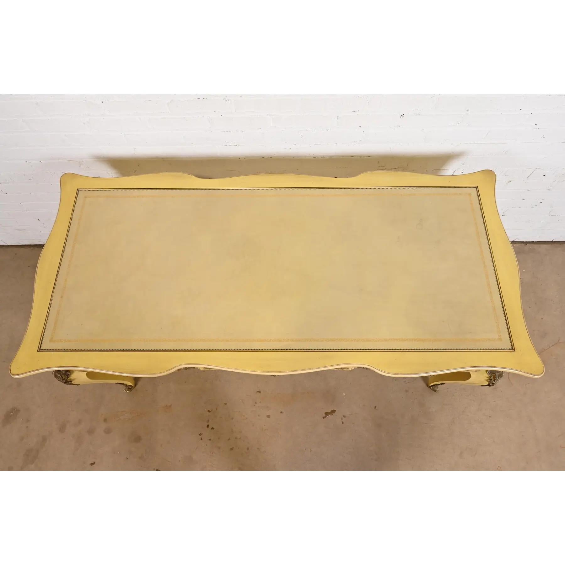 Karges Französisch Louis XV Chinoiserie Creme lackiert Lederplatte Bureau Plat Schreibtisch im Angebot 3