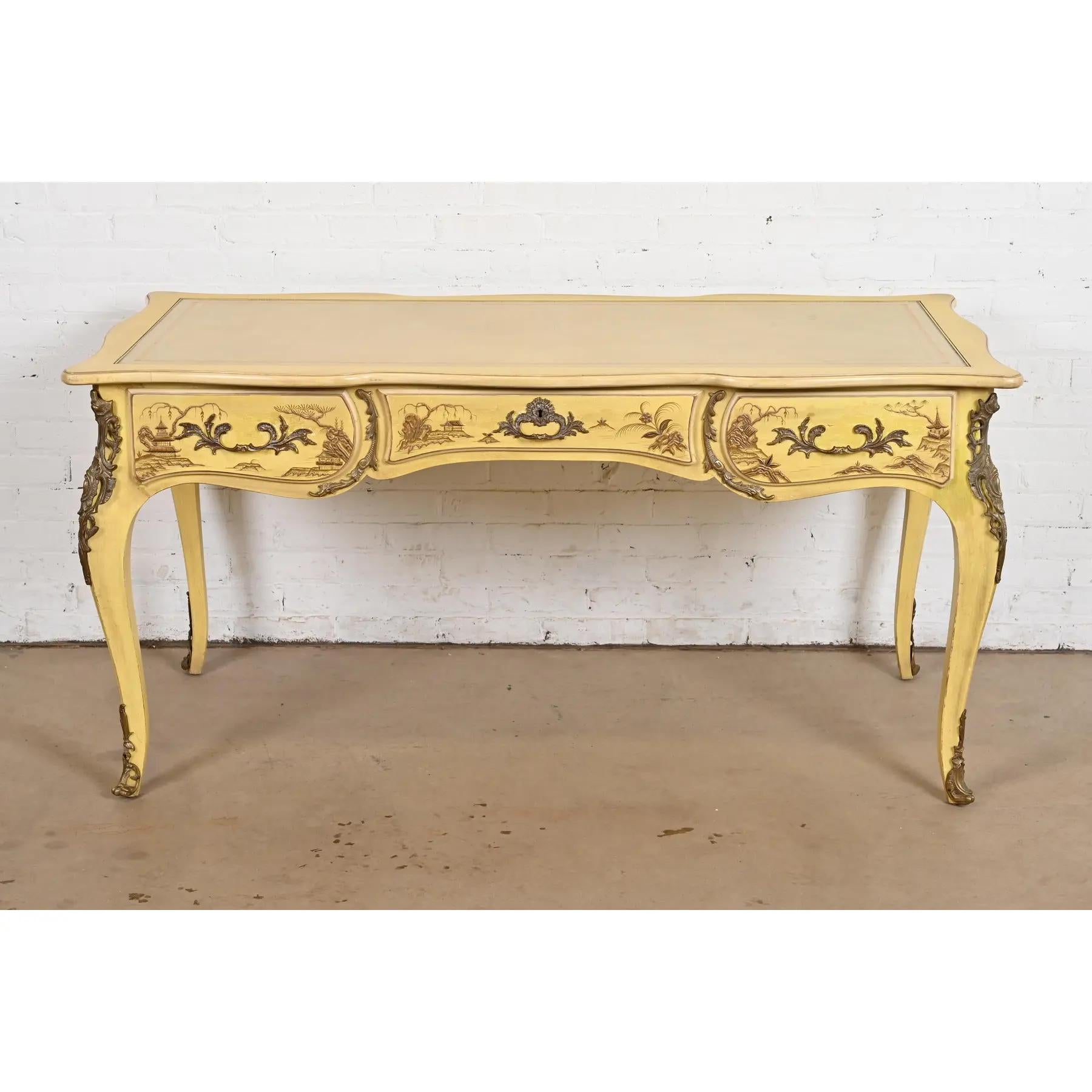 Karges Französisch Louis XV Chinoiserie Creme lackiert Lederplatte Bureau Plat Schreibtisch (Louis XV.) im Angebot