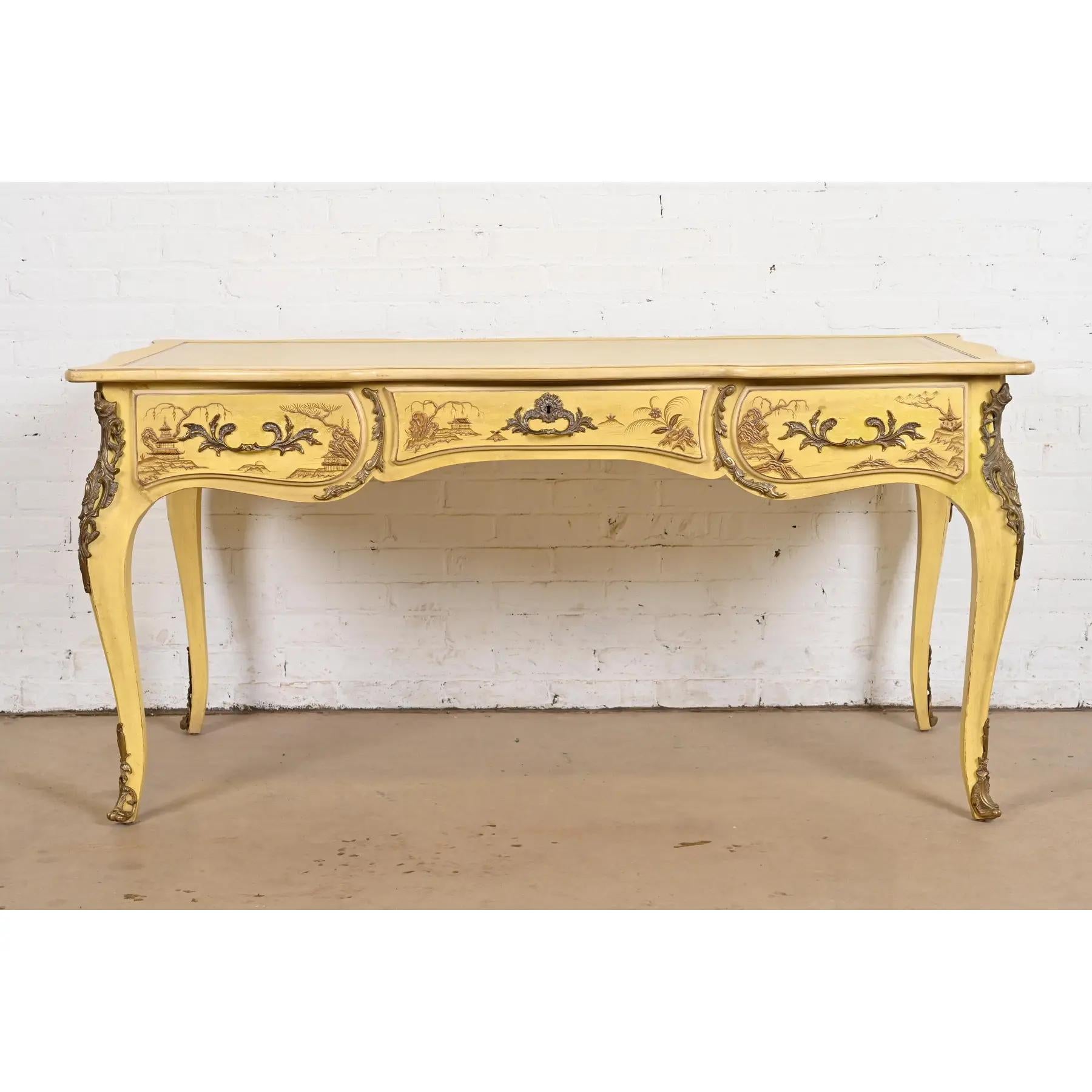 Karges Französisch Louis XV Chinoiserie Creme lackiert Lederplatte Bureau Plat Schreibtisch (amerikanisch) im Angebot