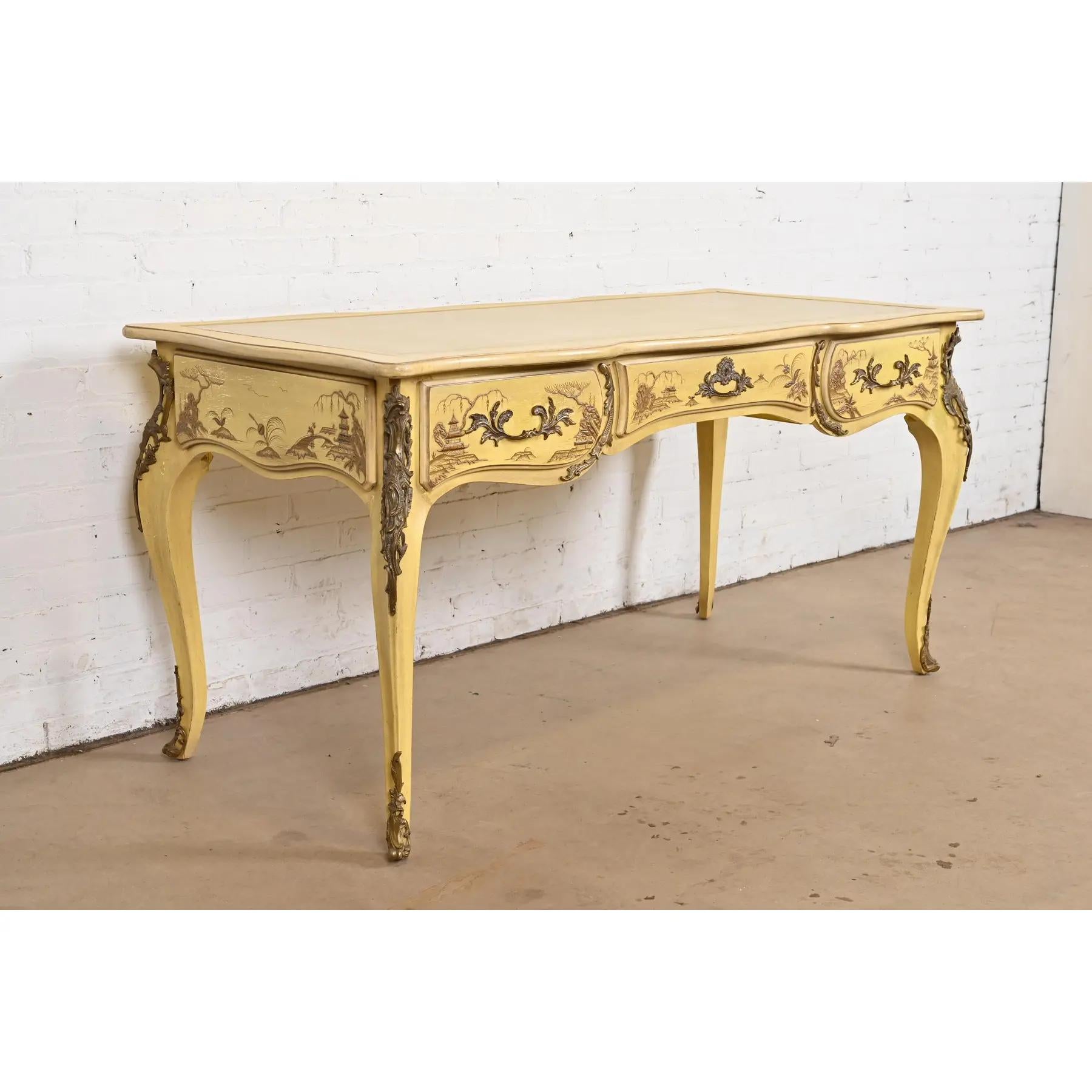 Karges Französisch Louis XV Chinoiserie Creme lackiert Lederplatte Bureau Plat Schreibtisch im Zustand „Gut“ im Angebot in South Bend, IN