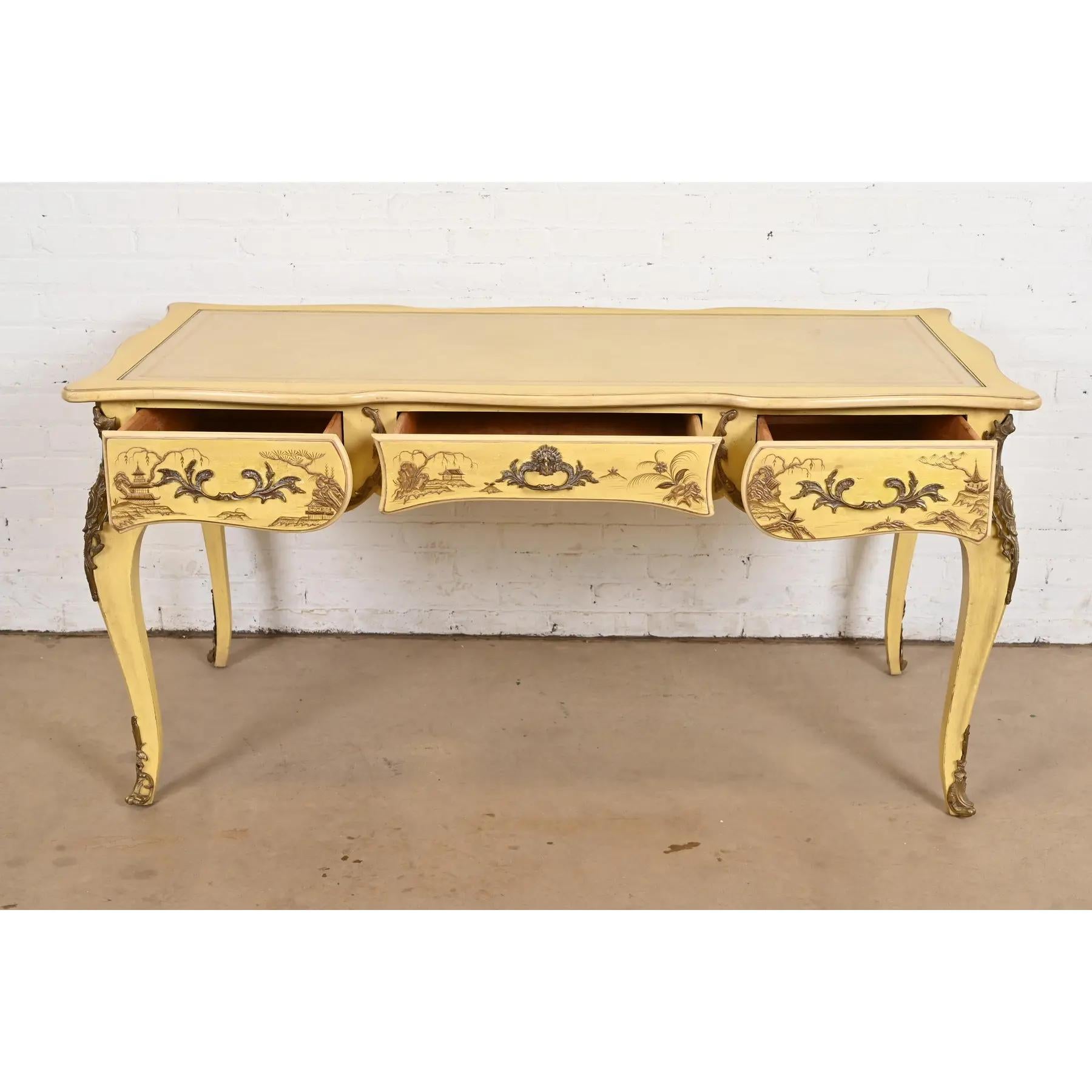 Karges Französisch Louis XV Chinoiserie Creme lackiert Lederplatte Bureau Plat Schreibtisch (Ende des 20. Jahrhunderts) im Angebot