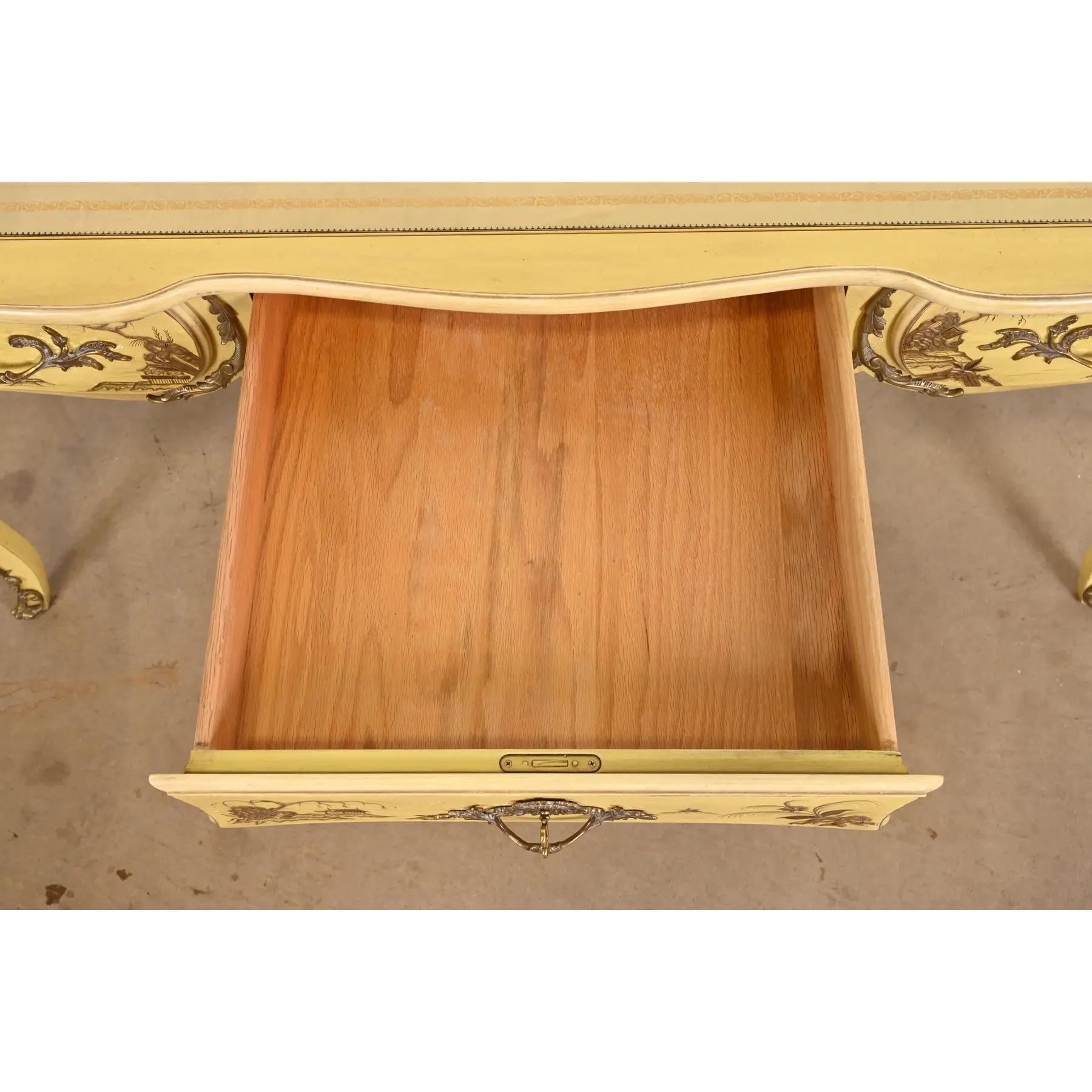 Karges Französisch Louis XV Chinoiserie Creme lackiert Lederplatte Bureau Plat Schreibtisch (Messing) im Angebot