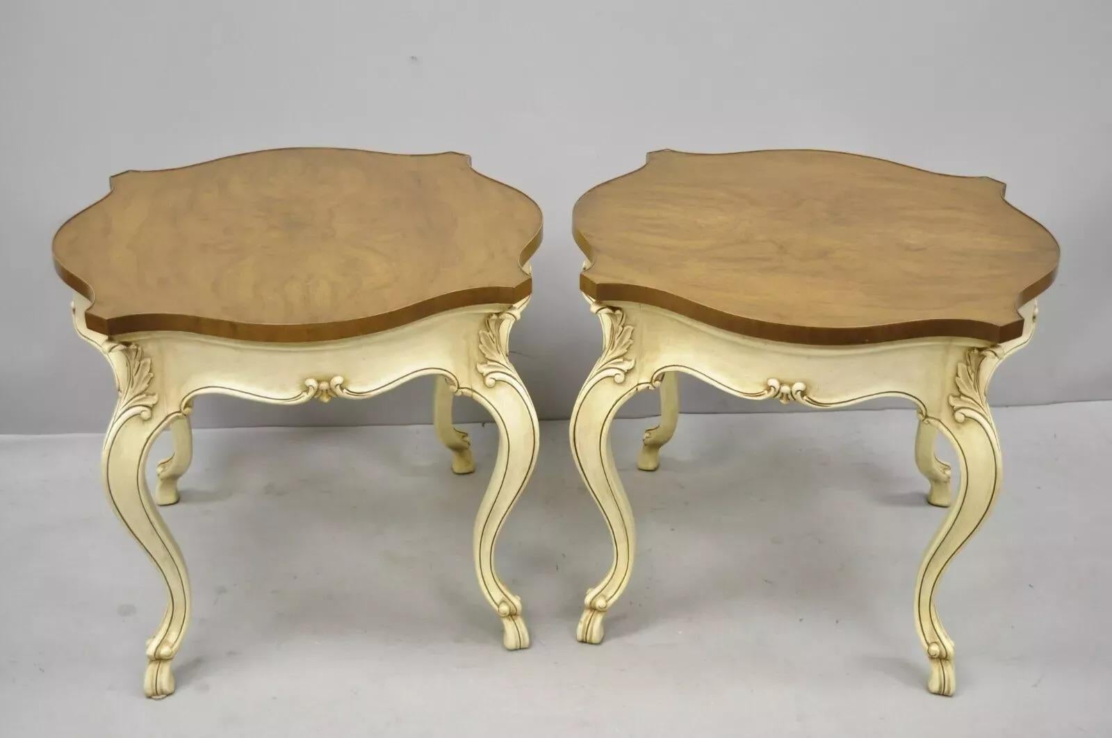 Paire de tables d'appoint en noyer à plateau en forme de tortue de style Louis XV Regency. Les caractéristiques de cet article sont les suivantes : bases peintes en crème, beau grain de bois, détails joliment sculptés, étiquette d'origine, pieds