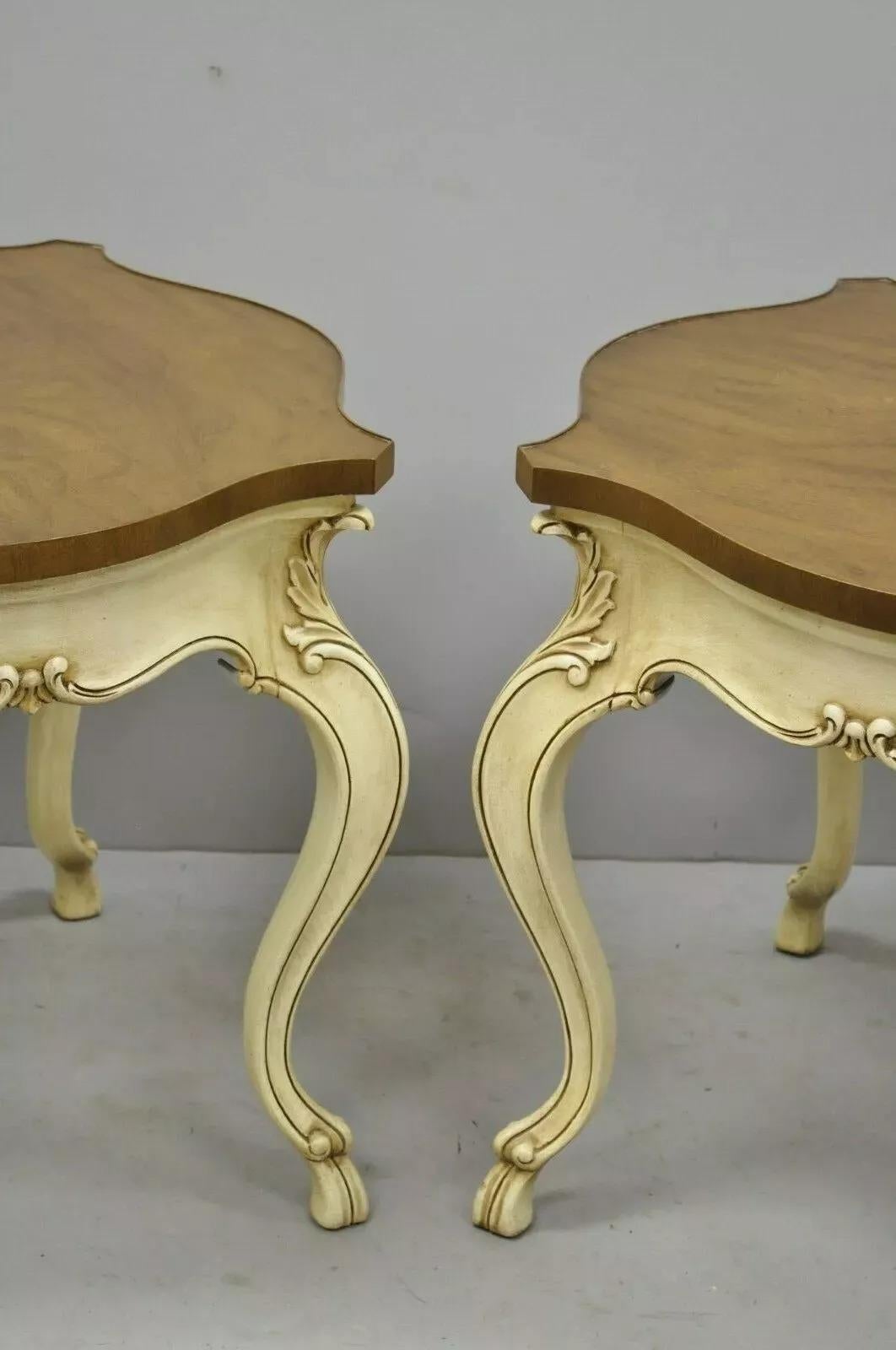 Karges Tables d'appoint en noyer de style Louis XV Provincial Regency - une paire Bon état - En vente à Philadelphia, PA