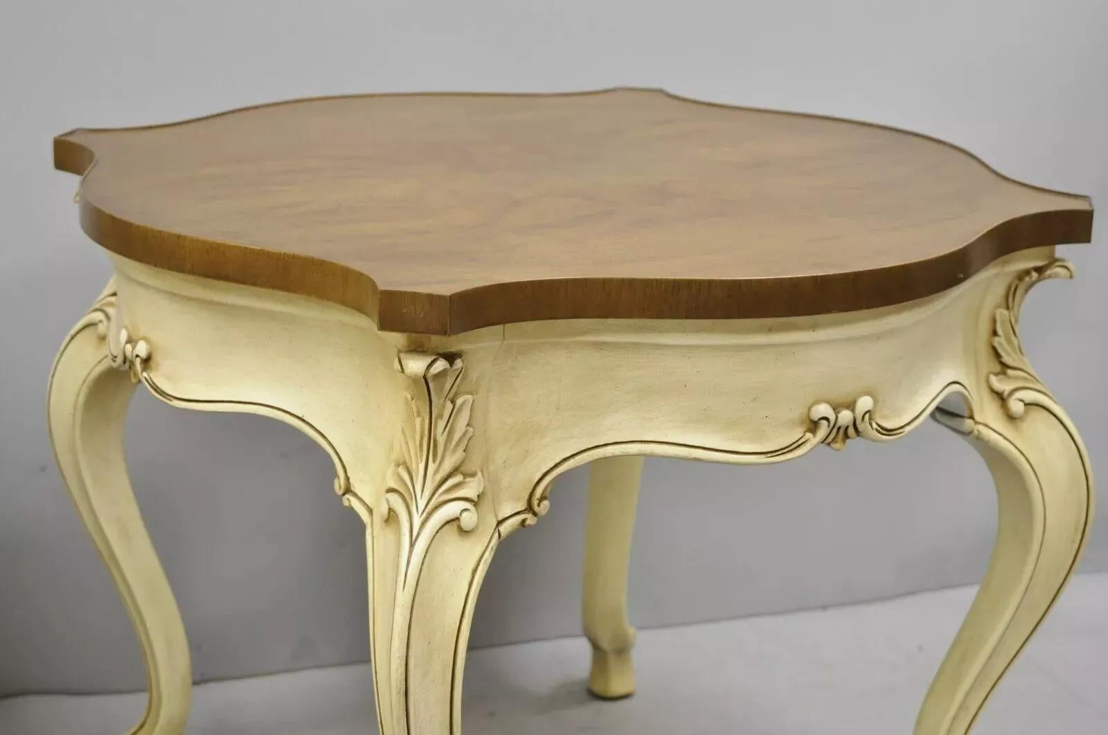 20ième siècle Karges Tables d'appoint en noyer de style Louis XV Provincial Regency - une paire en vente