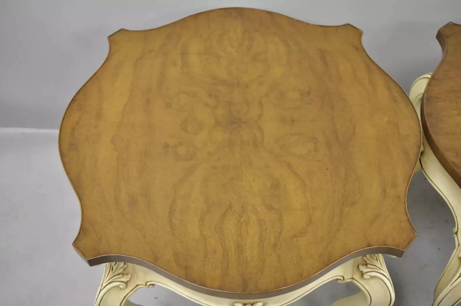 Noyer Karges Tables d'appoint en noyer de style Louis XV Provincial Regency - une paire en vente