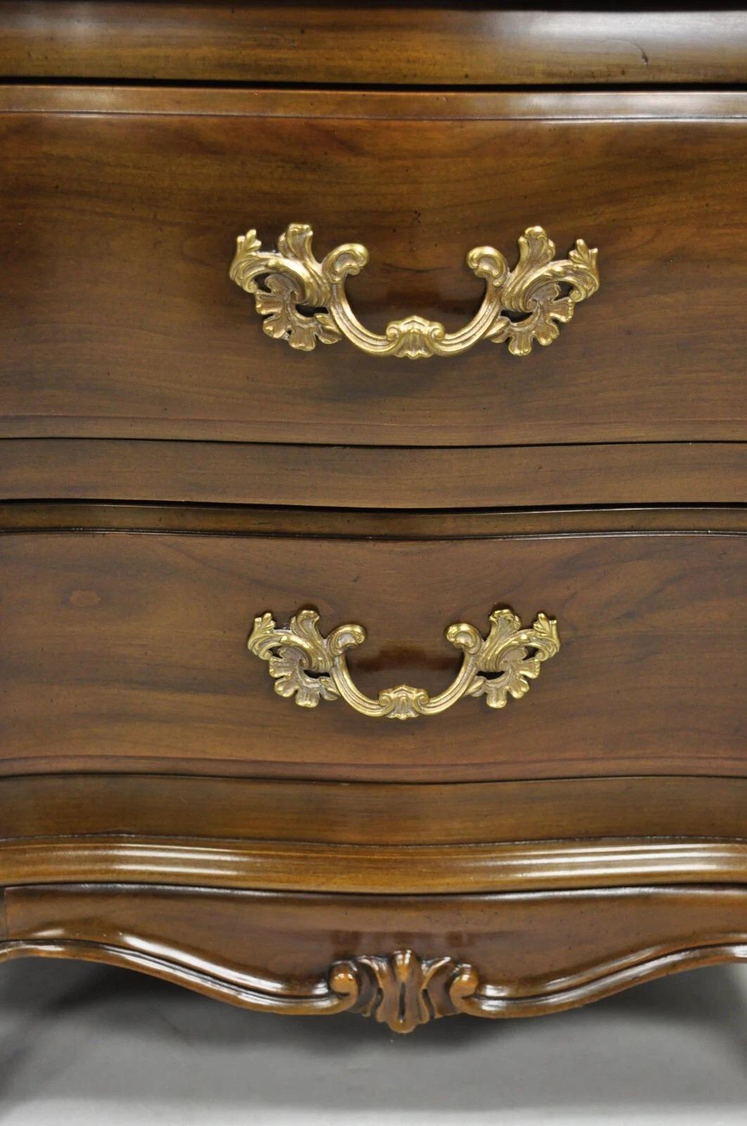 Karges French Louis XV Provincial Style Cherry Wood Bombe Nightstands - a Pair im Angebot 4