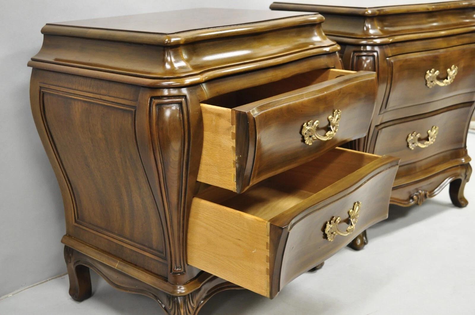 Karges French Louis XV Provincial Style Cherry Wood Bombe Nightstands - a Pair im Zustand „Gut“ im Angebot in Philadelphia, PA