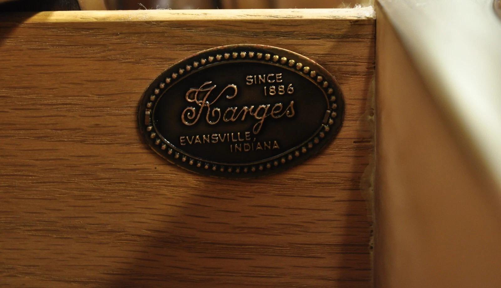 Karges French Louis XV Provincial Style Cherry Wood Bombe Nightstands - a Pair (20. Jahrhundert) im Angebot