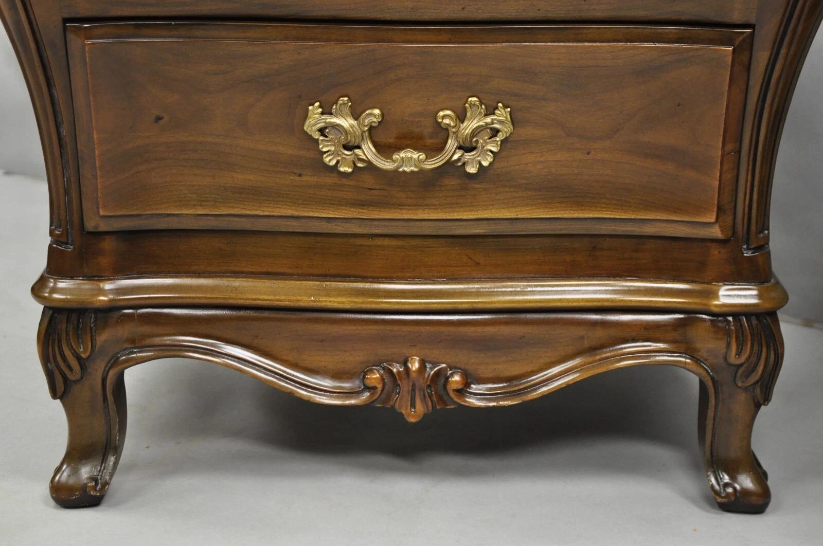 Karges French Louis XV Provincial Style Cherry Wood Bombe Nightstands - a Pair (Kirsche) im Angebot