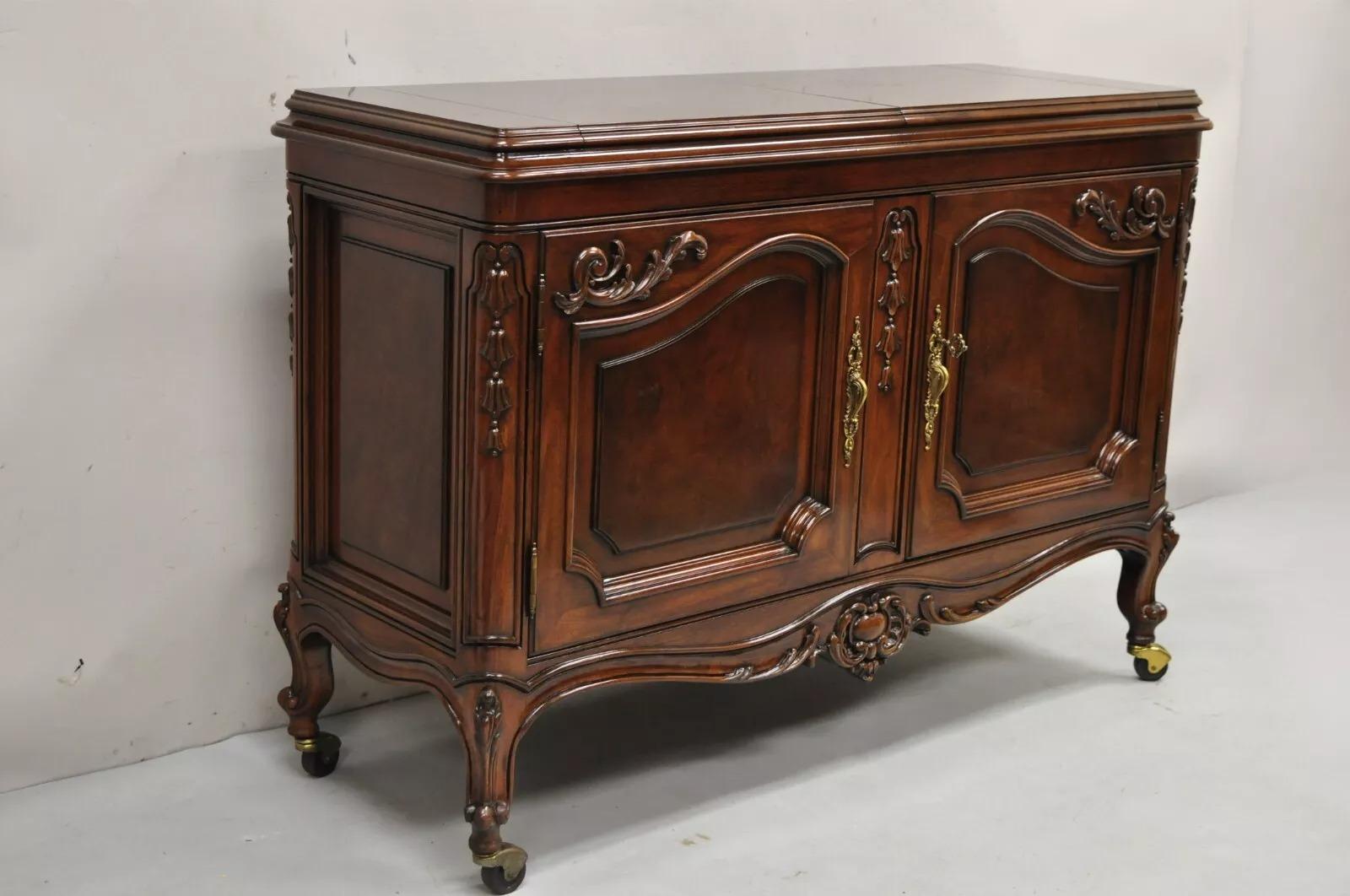 Karges Französisch Louis XV Stil geschnitzt Burl Mahagoni Holz Dry Bar Rolling Buffet Schrank. Der Artikel verfügt über eine bearbeitete Rückseite, Rollen, fein geschnitzte Details, eine doppelte Hebeplatte mit schwarzer laminierter Oberfläche, ein