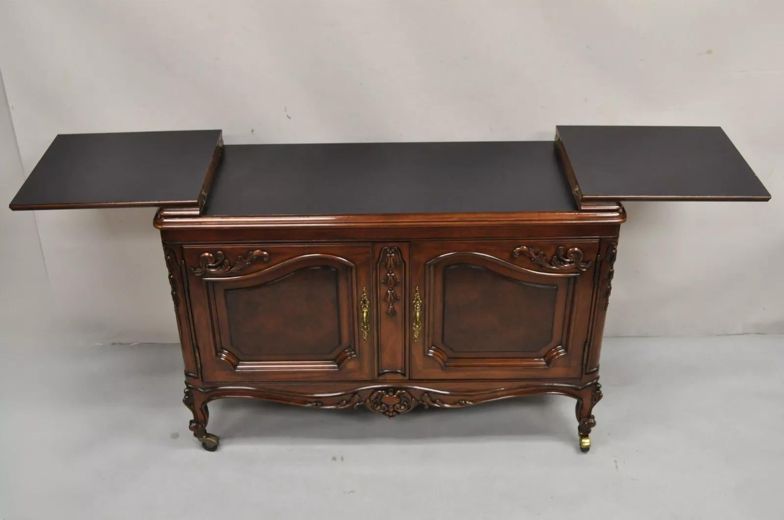 Karges Französischer geschnitzter Mahagoni-Holz-Barschrank im Louis-XV-Stil, Bar Rolling Buffetschrank (Louis XV.) im Angebot