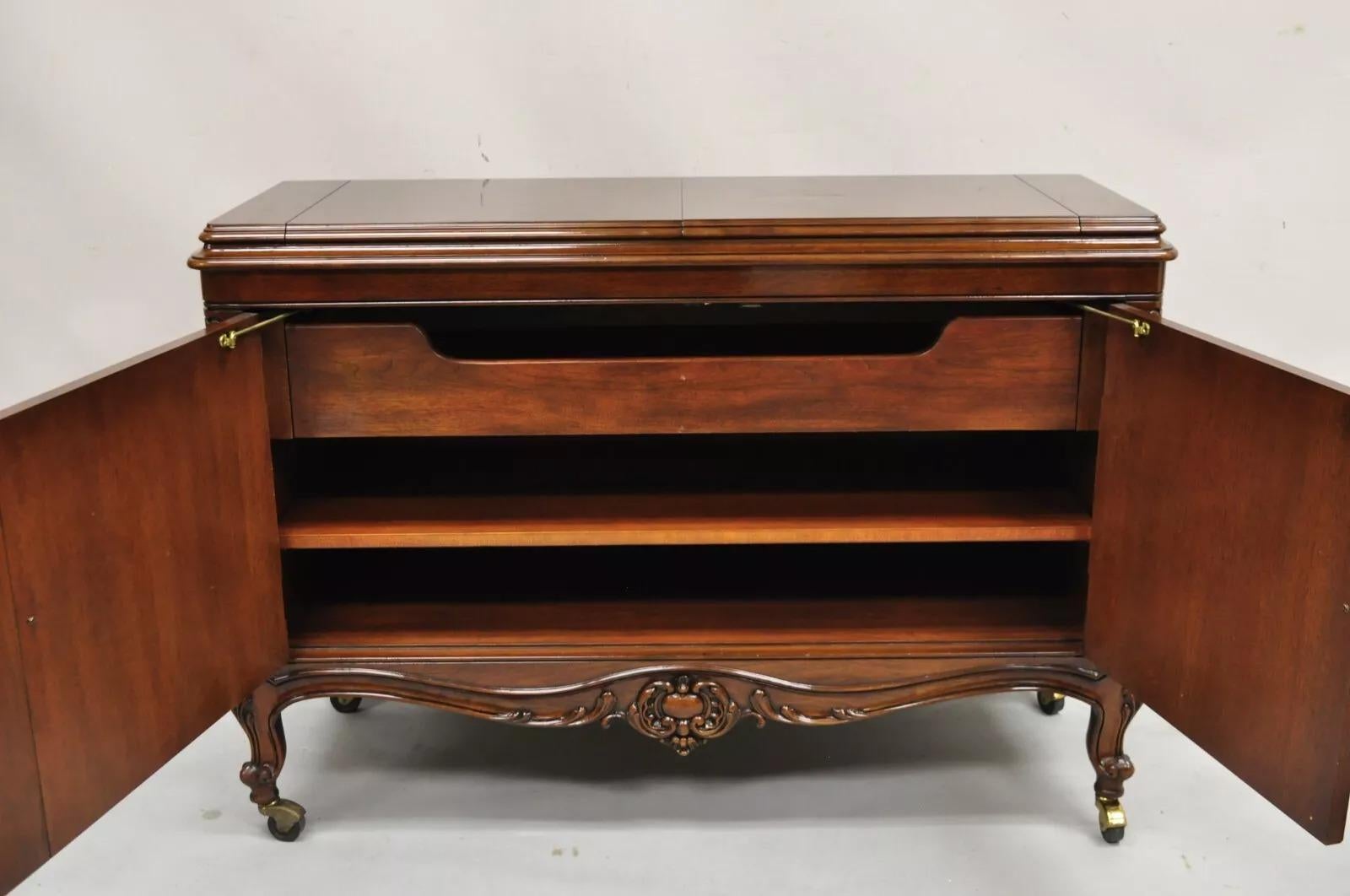 Karges Französischer geschnitzter Mahagoni-Holz-Barschrank im Louis-XV-Stil, Bar Rolling Buffetschrank (Unbekannt) im Angebot