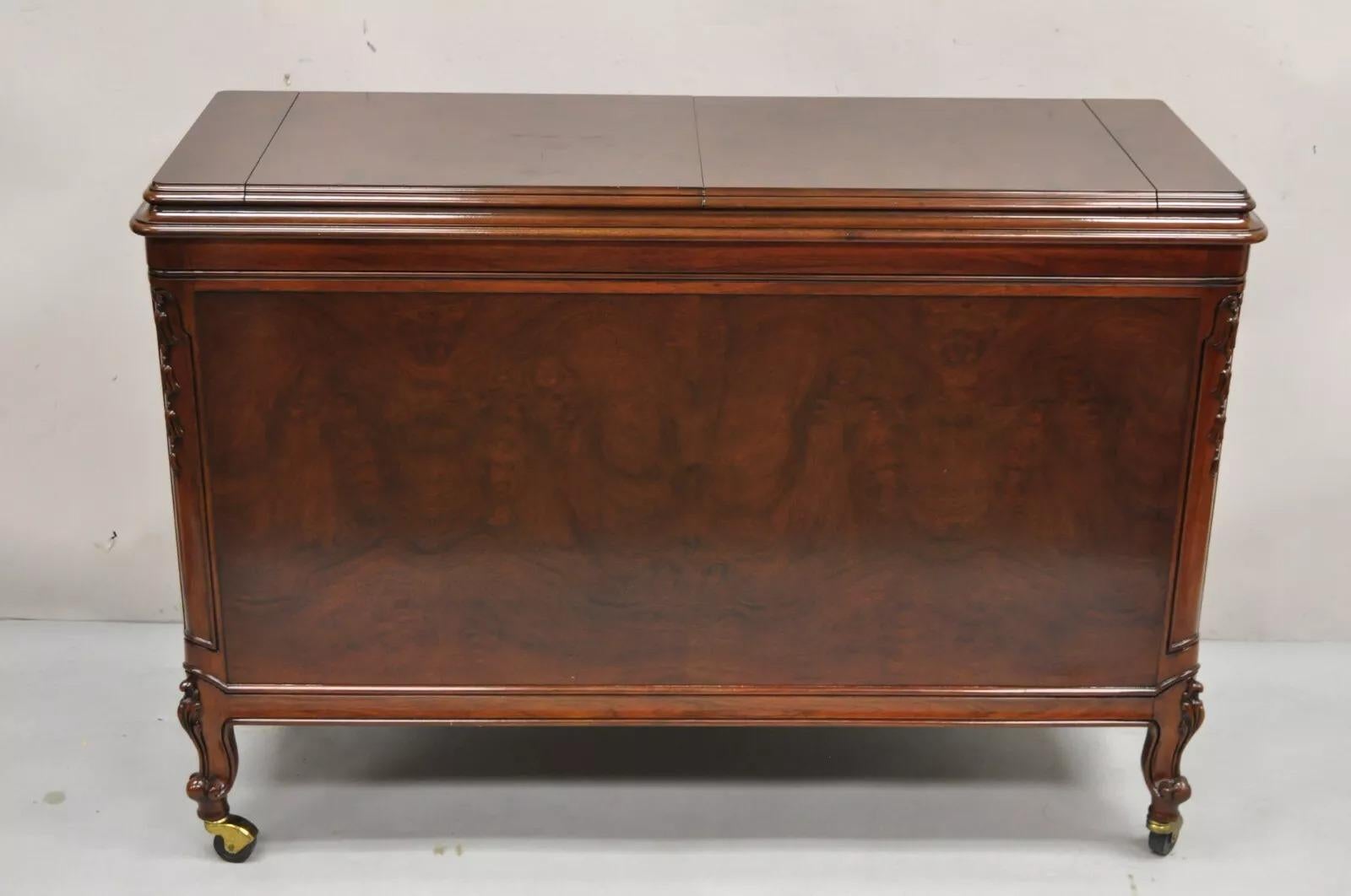 Karges Französischer geschnitzter Mahagoni-Holz-Barschrank im Louis-XV-Stil, Bar Rolling Buffetschrank im Angebot 3