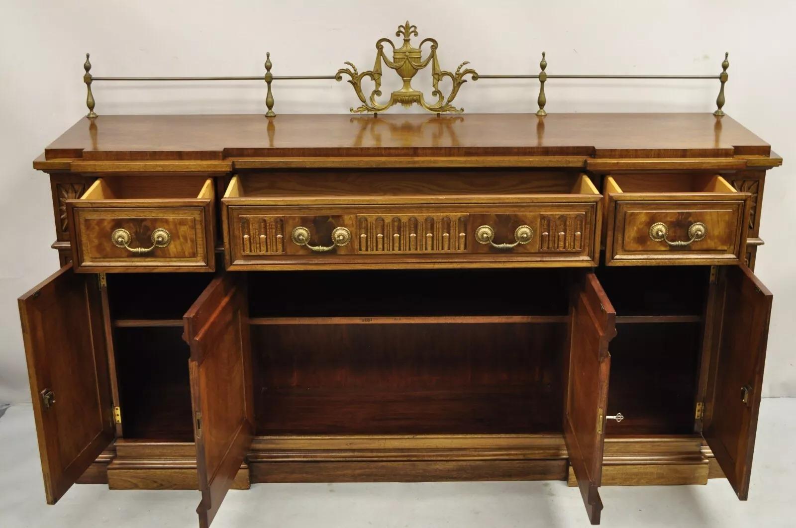 Credenza Buffet in stile neoclassico francese Karges in mogano con galleria di urne in ottone e chiave. Circa metà del XX secolo. Misure: 47