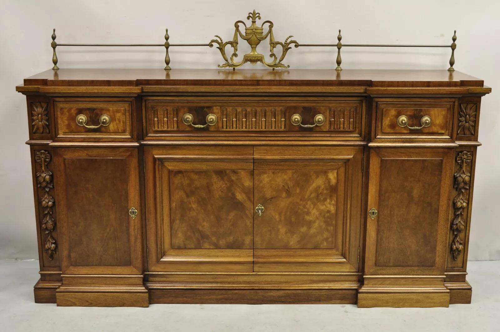 Neoclassico Credenza buffet in mogano in stile neoclassico francese con urna in ottone (a) Gallery in vendita