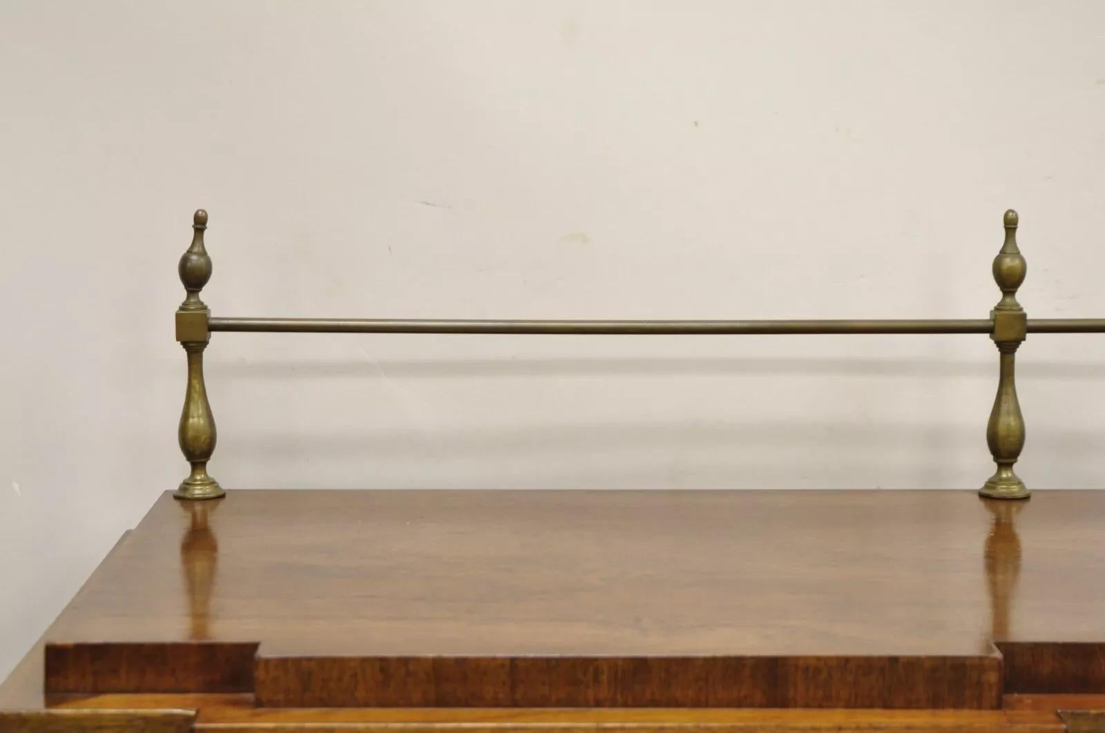 Credenza buffet in mogano in stile neoclassico francese con urna in ottone (a) Gallery In condizioni buone in vendita a Philadelphia, PA