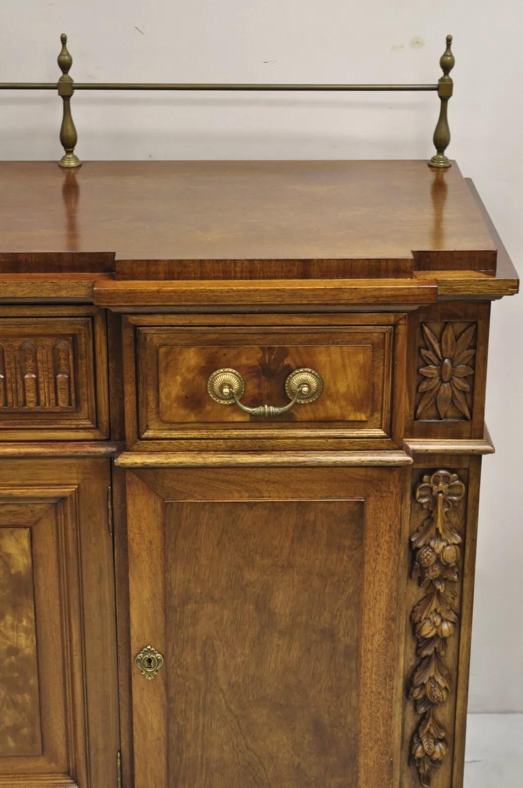 XX secolo Credenza buffet in mogano in stile neoclassico francese con urna in ottone (a) Gallery in vendita