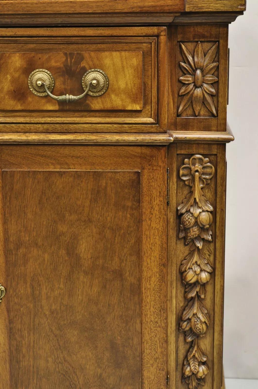 Credenza buffet in mogano in stile neoclassico francese con urna in ottone (a) Gallery in vendita 1