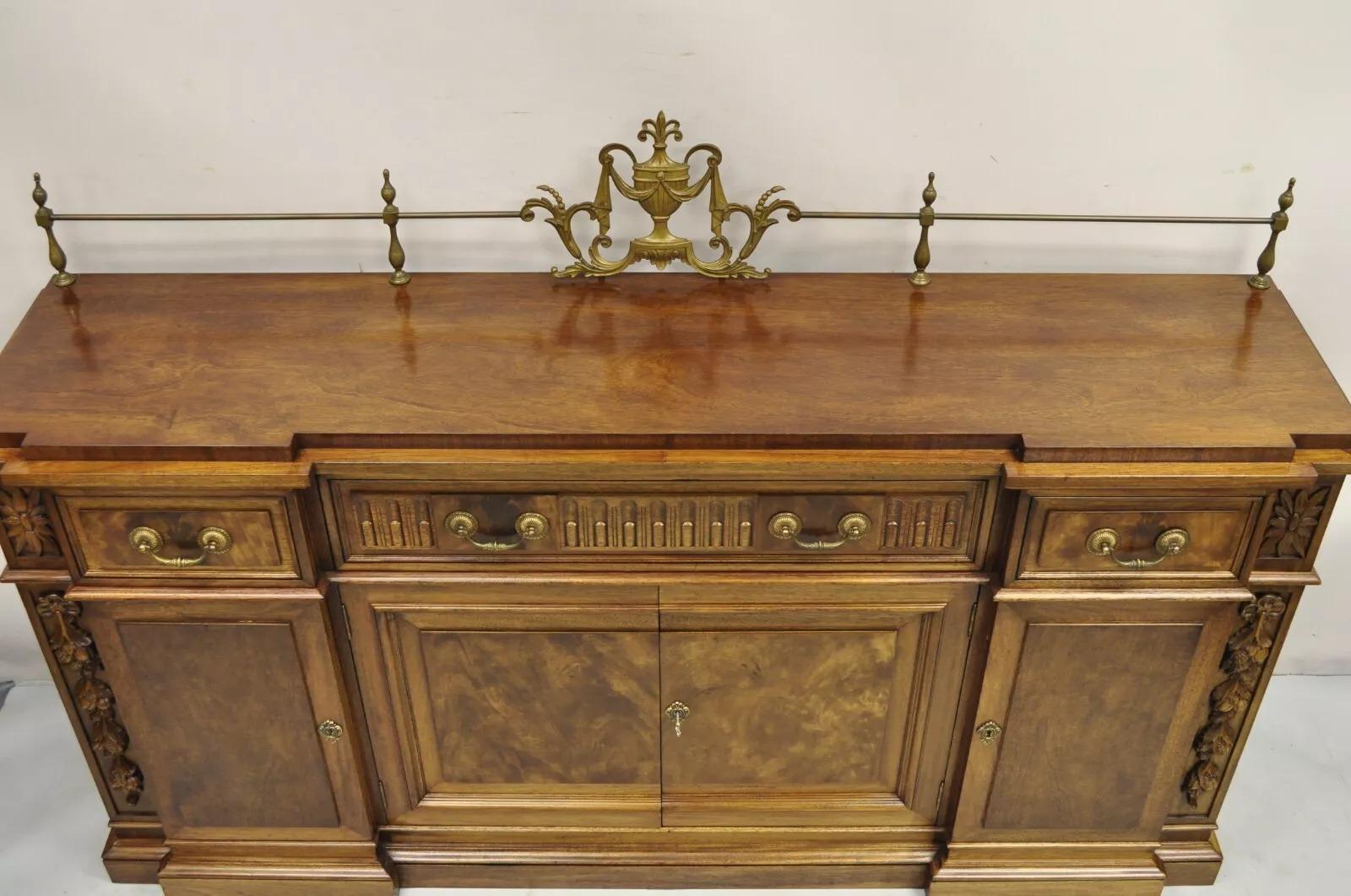 Credenza buffet in mogano in stile neoclassico francese con urna in ottone (a) Gallery in vendita 2
