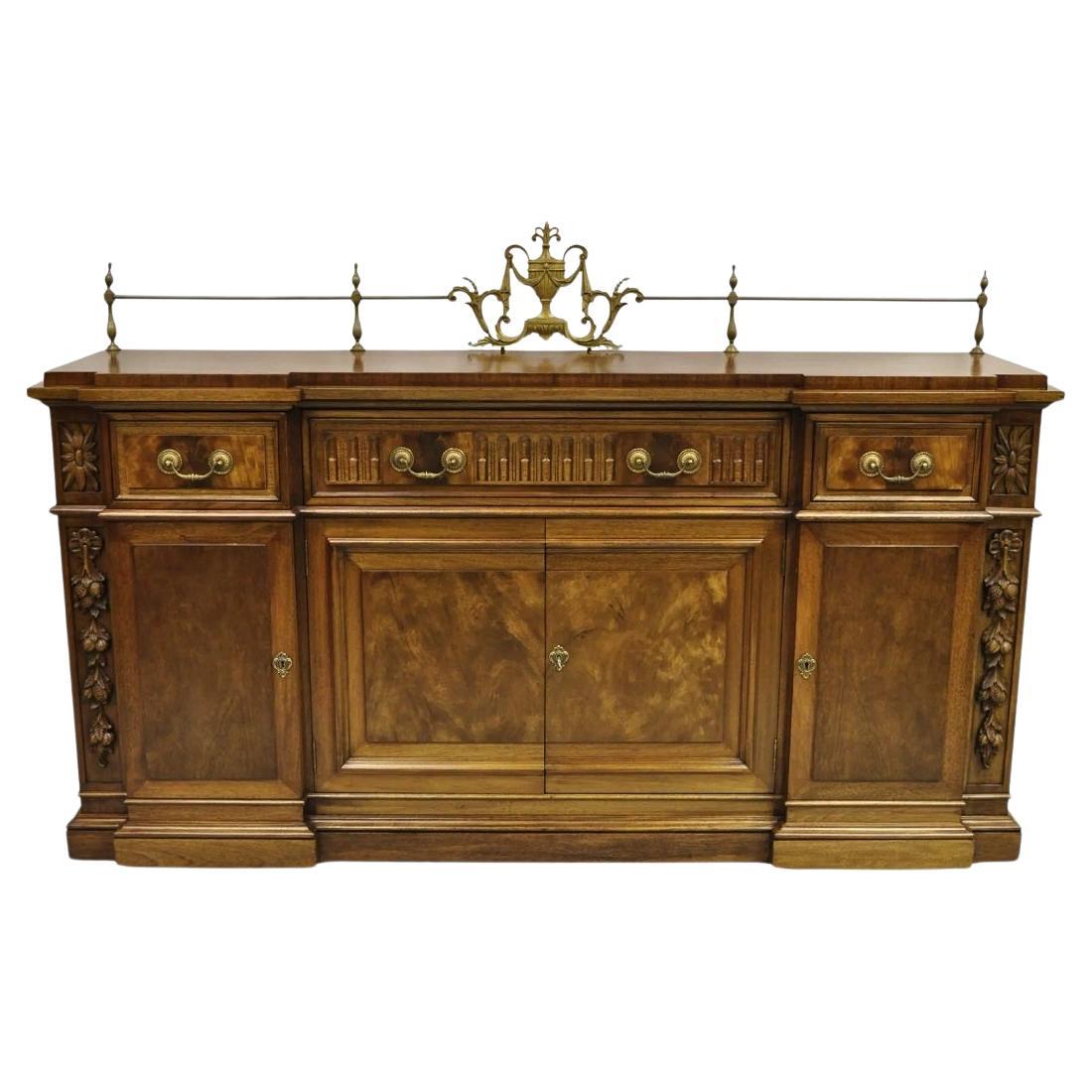 Buffet en acajou de style néoclassique français Karges avec galerie d'urnes en laiton