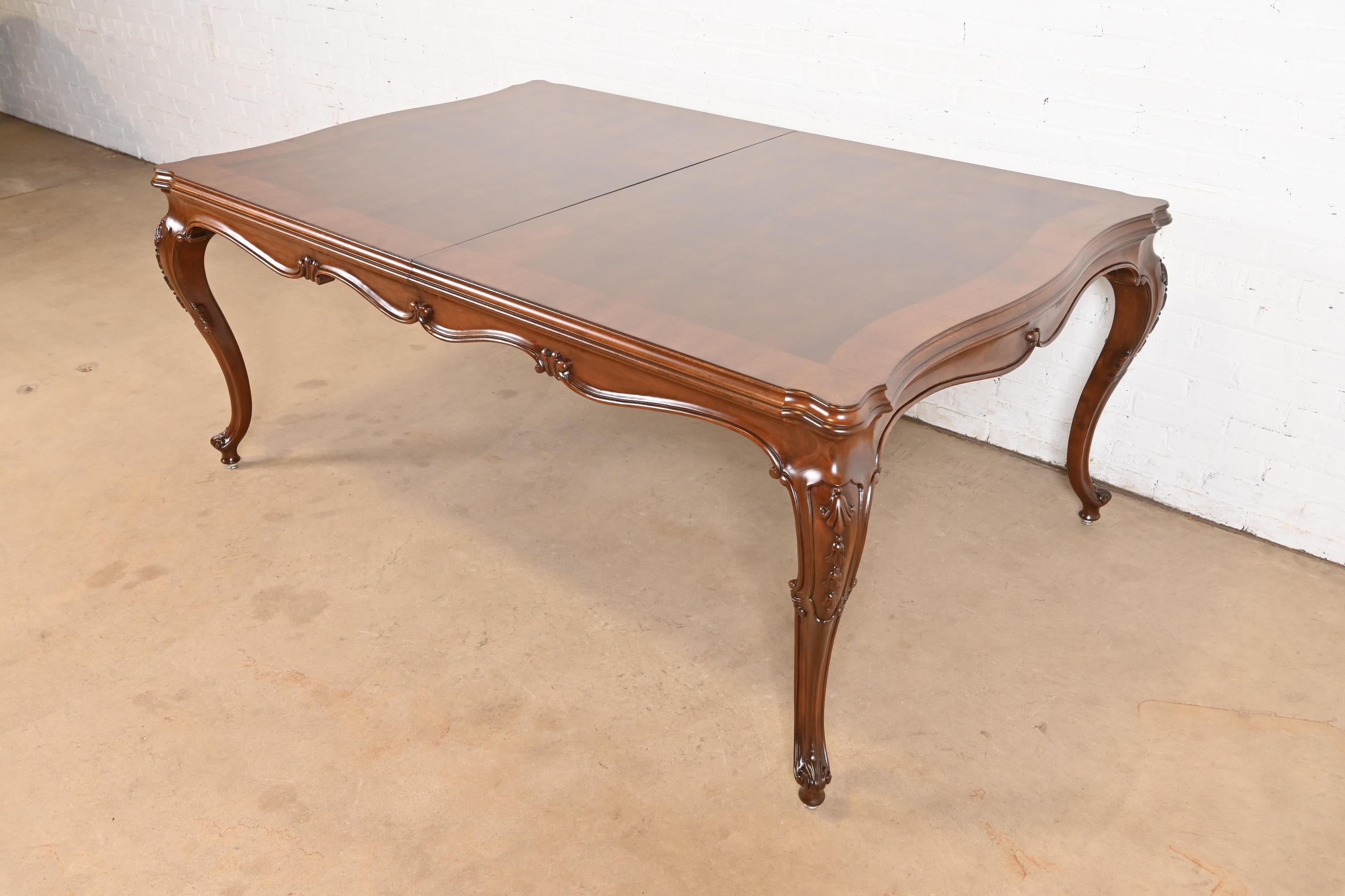 Karges Table de salle à manger Louis XV en noyer lustré, nouvellement repeinte en vente 3