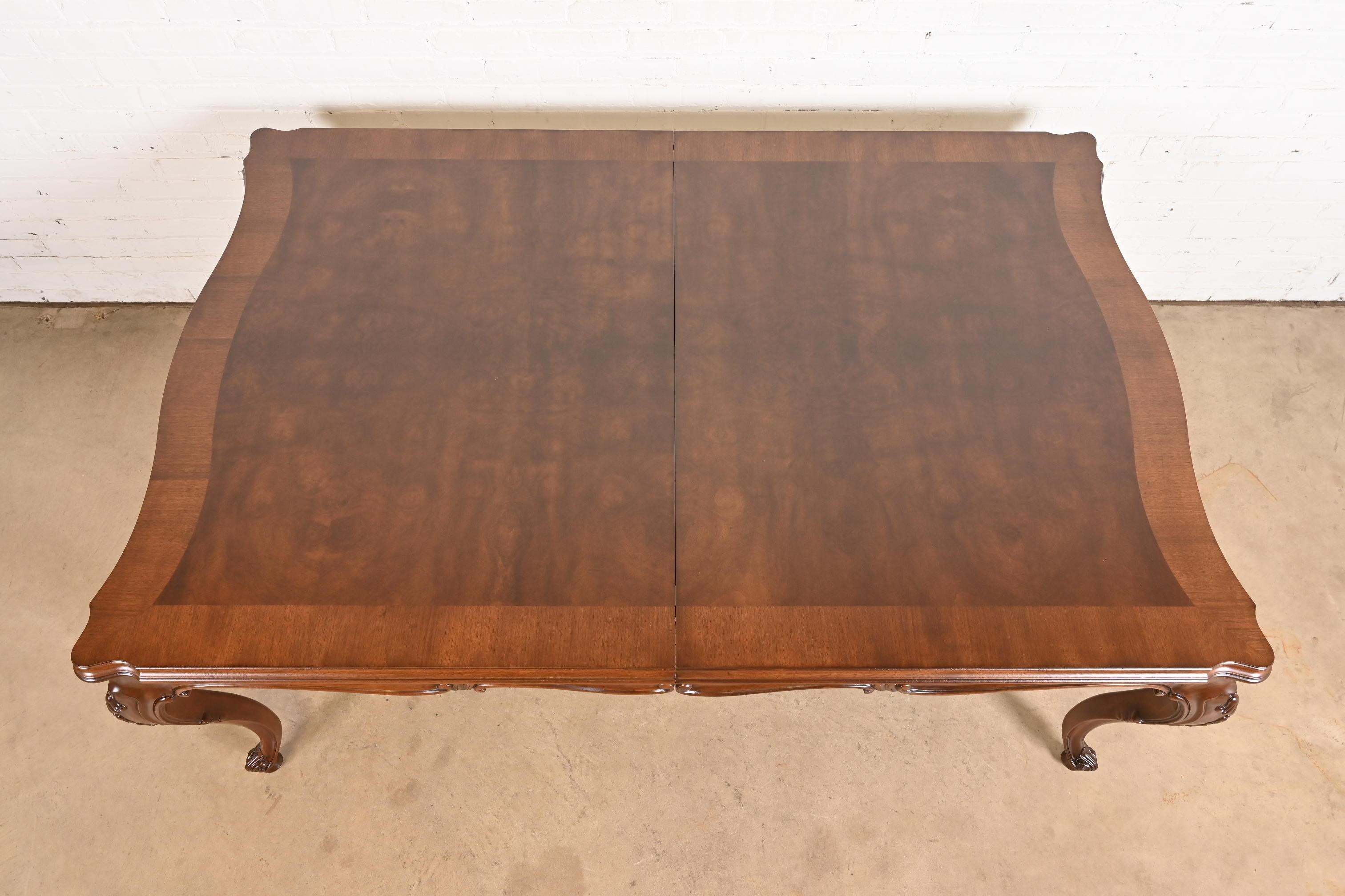 Karges Table de salle à manger Louis XV en noyer lustré, nouvellement repeinte en vente 4