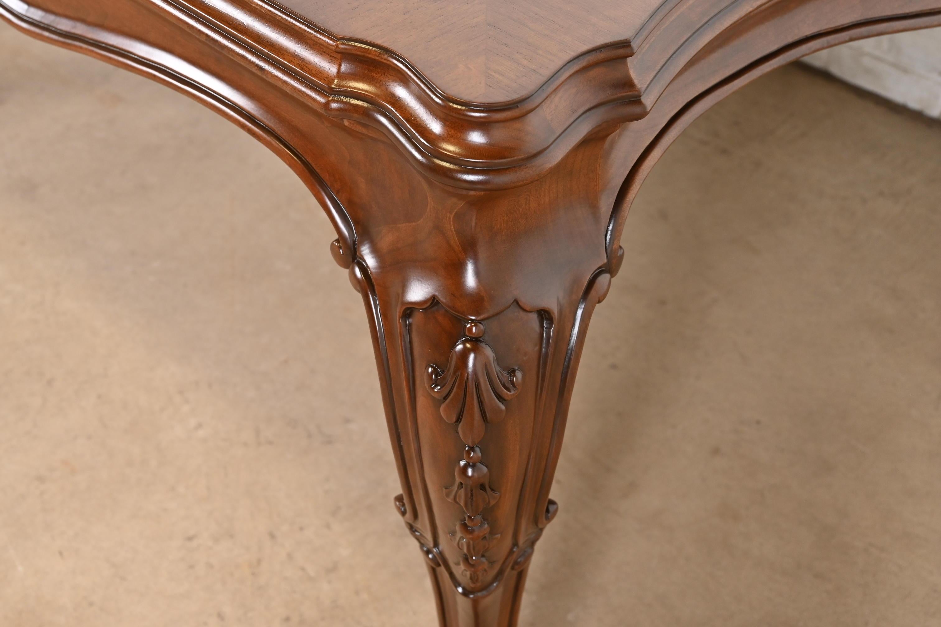 Karges Table de salle à manger Louis XV en noyer lustré, nouvellement repeinte en vente 5