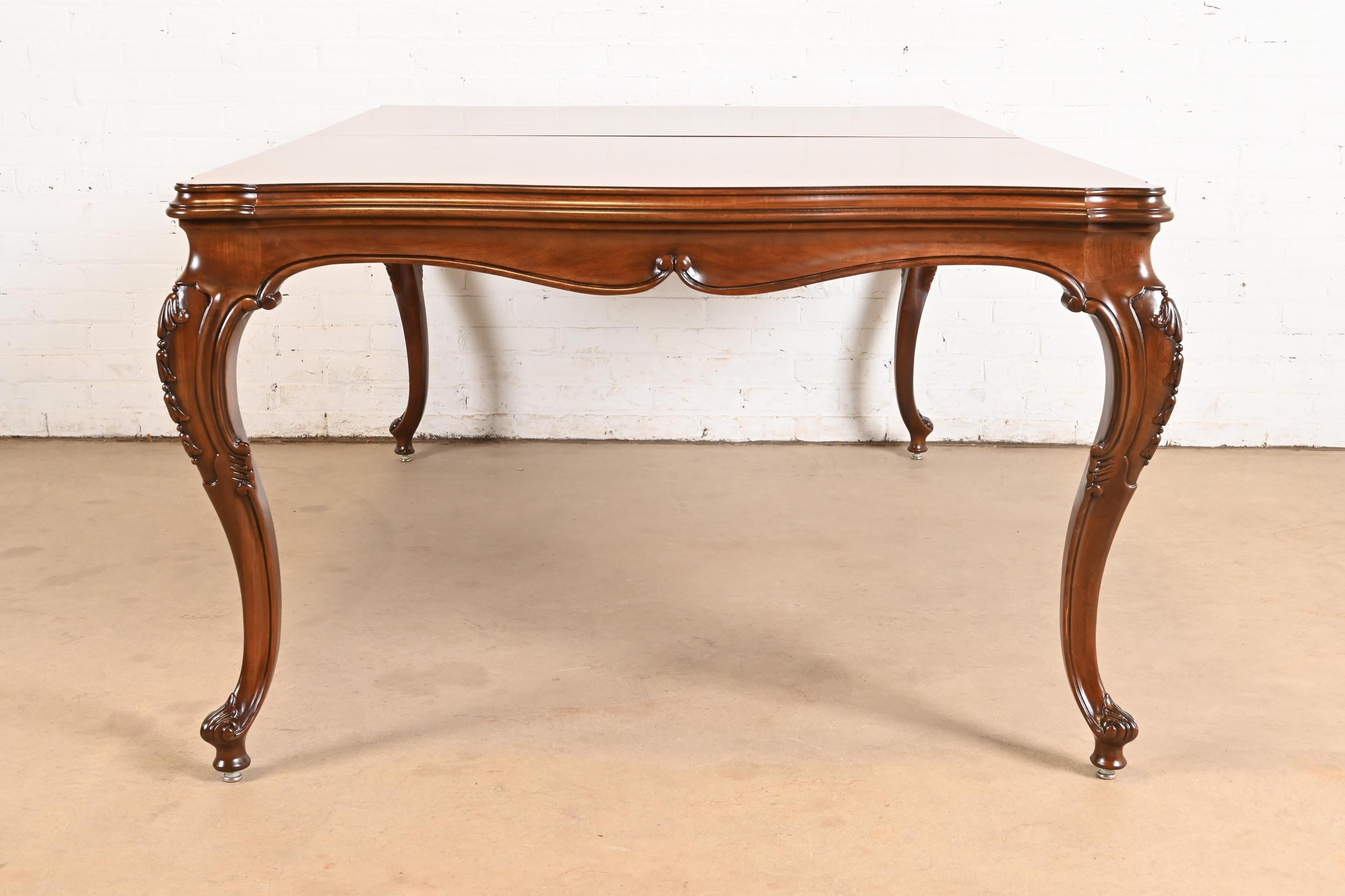 Karges Table de salle à manger Louis XV en noyer lustré, nouvellement repeinte en vente 7