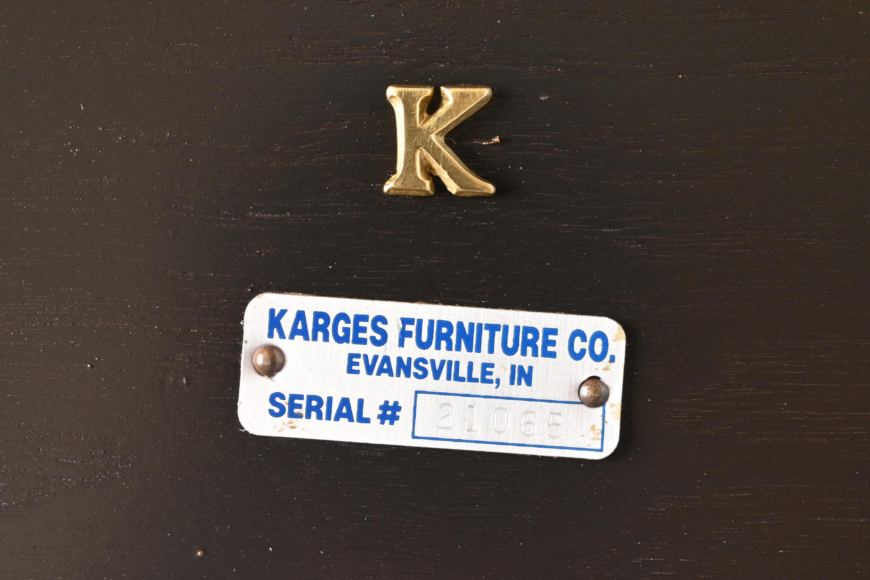 Karges Table de salle à manger Louis XV en noyer lustré, nouvellement repeinte en vente 8