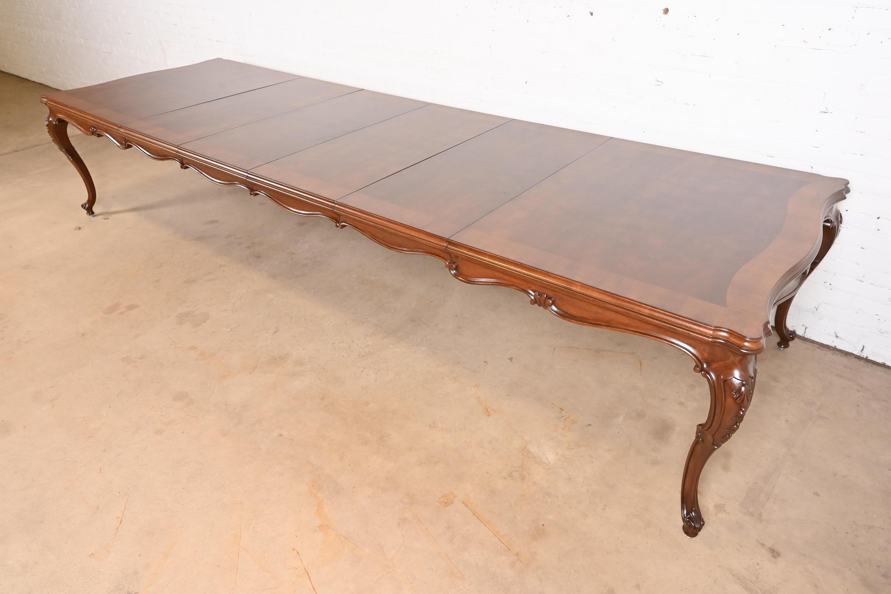 Exceptionnelle table de salle à manger à rallonge de style Louis XV et de style provincial français

Par Karges Furniture

USA, Circa 1980

Magnifique plateau en ronce de noyer et pieds cabriole en noyer massif sculpté.

Dimensions : 72,5 