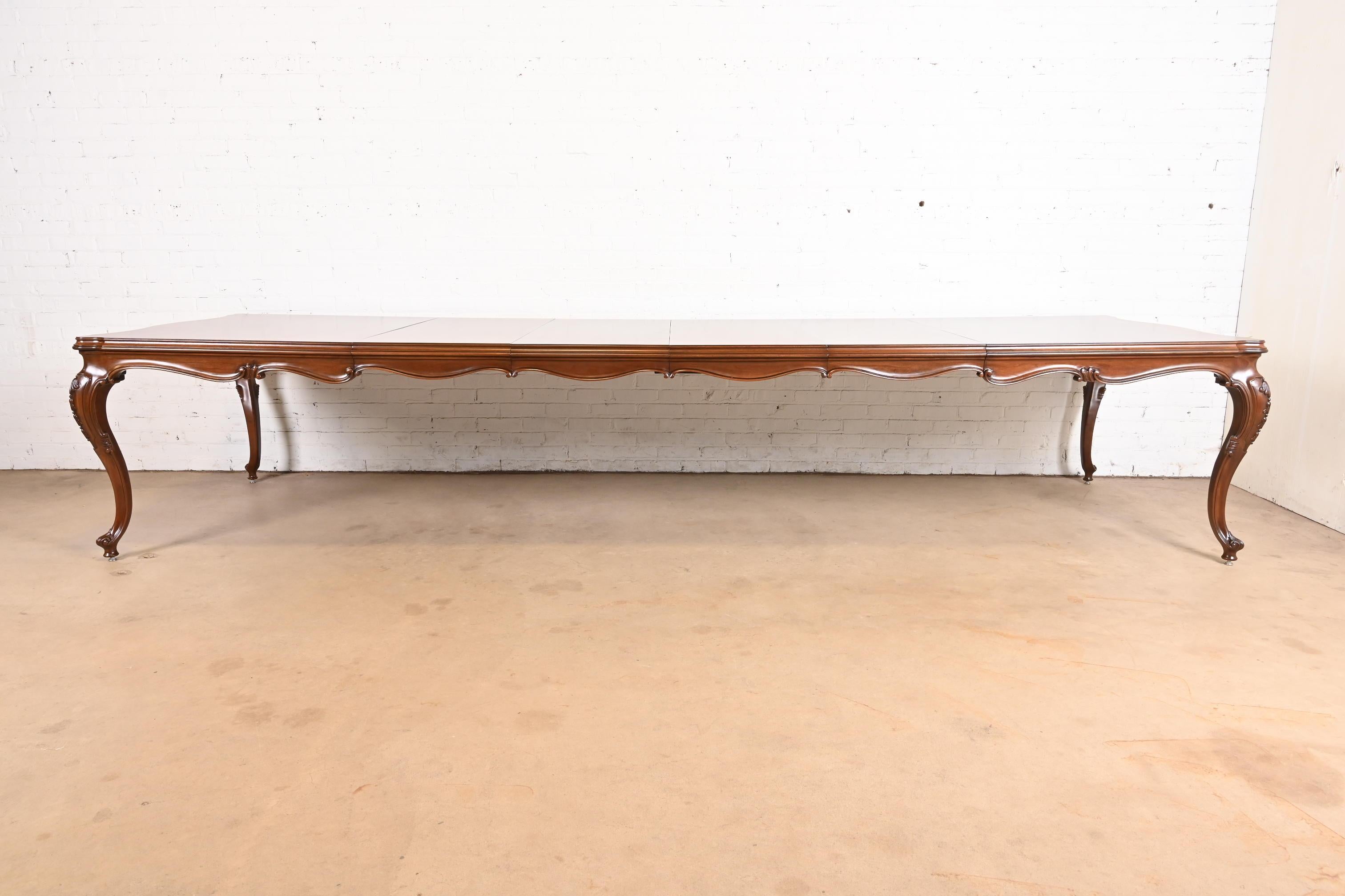 Américain Karges Table de salle à manger Louis XV en noyer lustré, nouvellement repeinte en vente