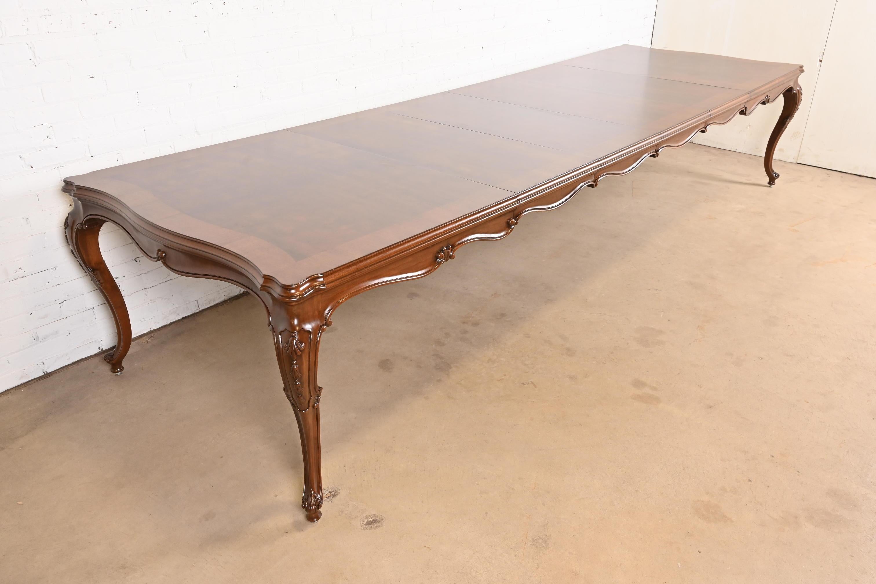 Karges Table de salle à manger Louis XV en noyer lustré, nouvellement repeinte Bon état - En vente à South Bend, IN