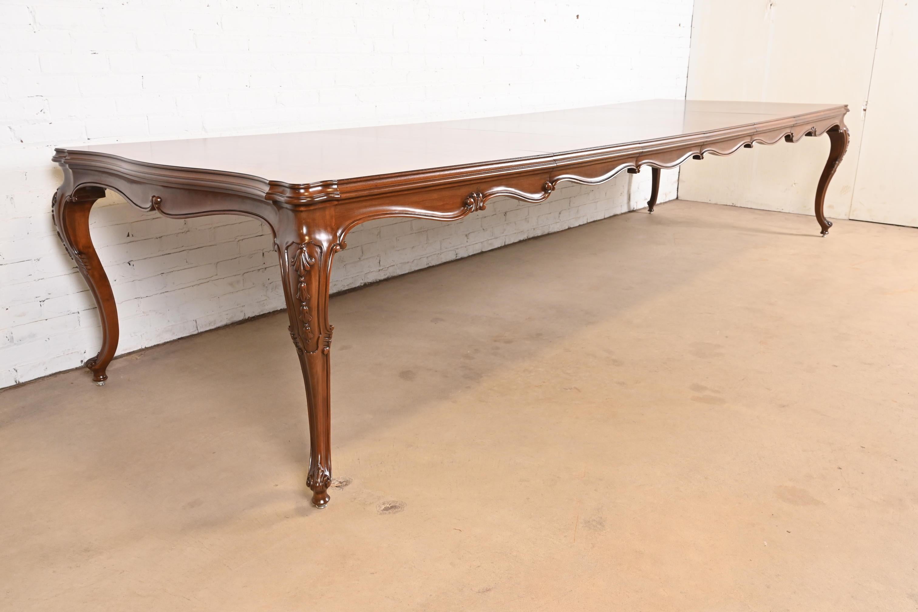 Fin du 20e siècle Karges Table de salle à manger Louis XV en noyer lustré, nouvellement repeinte en vente